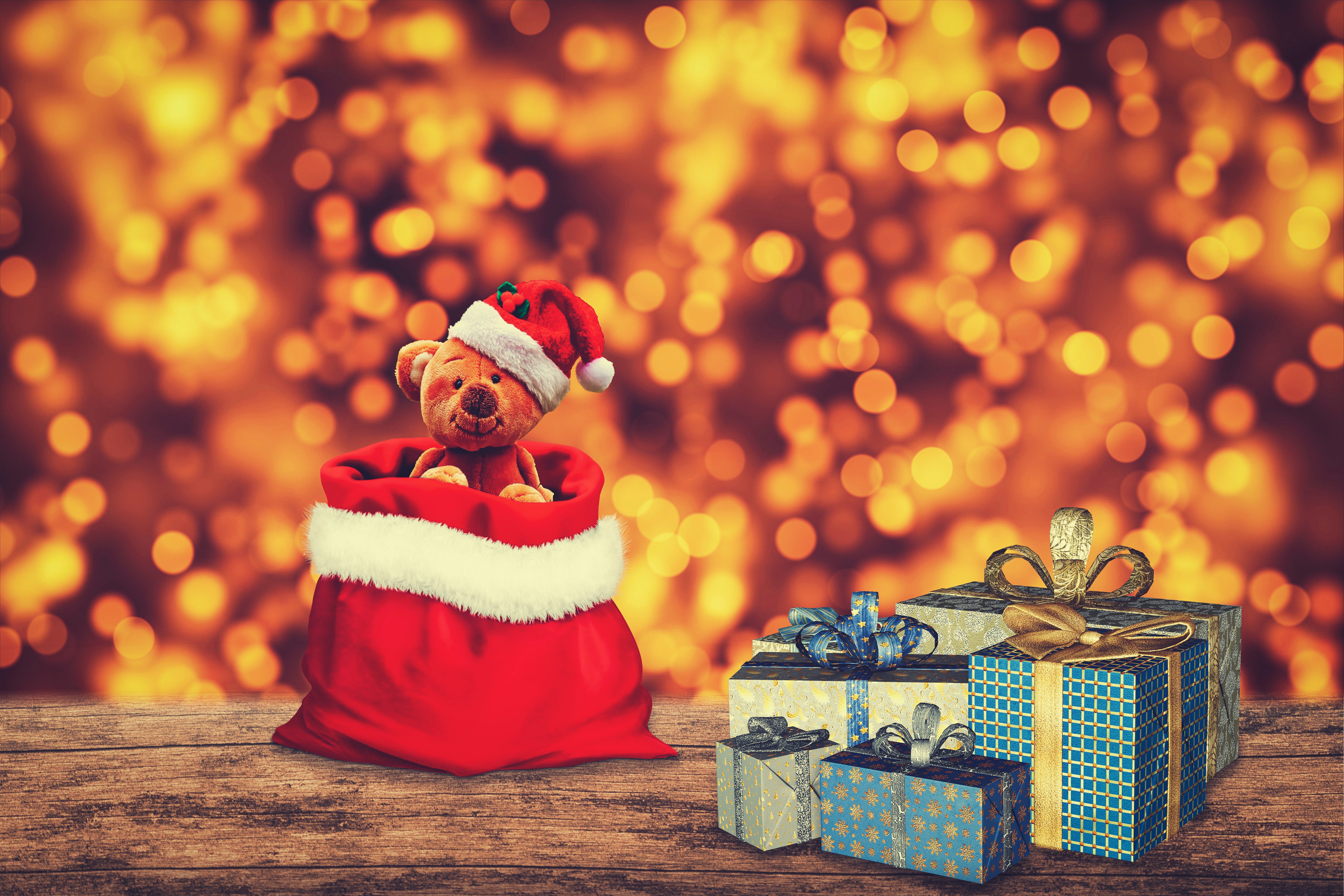 Скачать обои бесплатно Рождество, Боке, Подарки, Плюшевый Мишка, Праздничные картинка на рабочий стол ПК