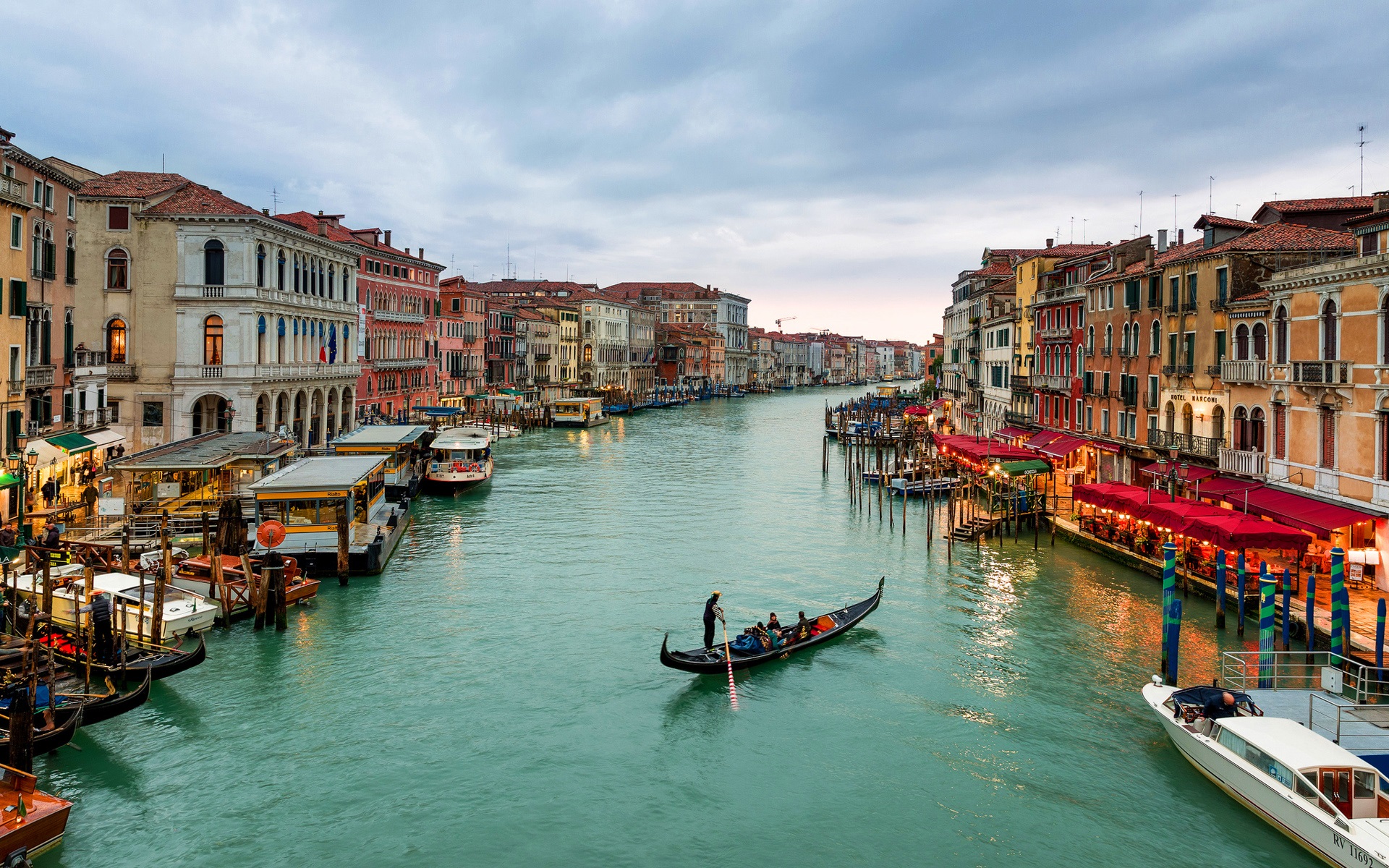 411566 скачать обои архитектура, венеция, италия, сделано человеком, здание, гондола, большой канал, города - заставки и картинки бесплатно