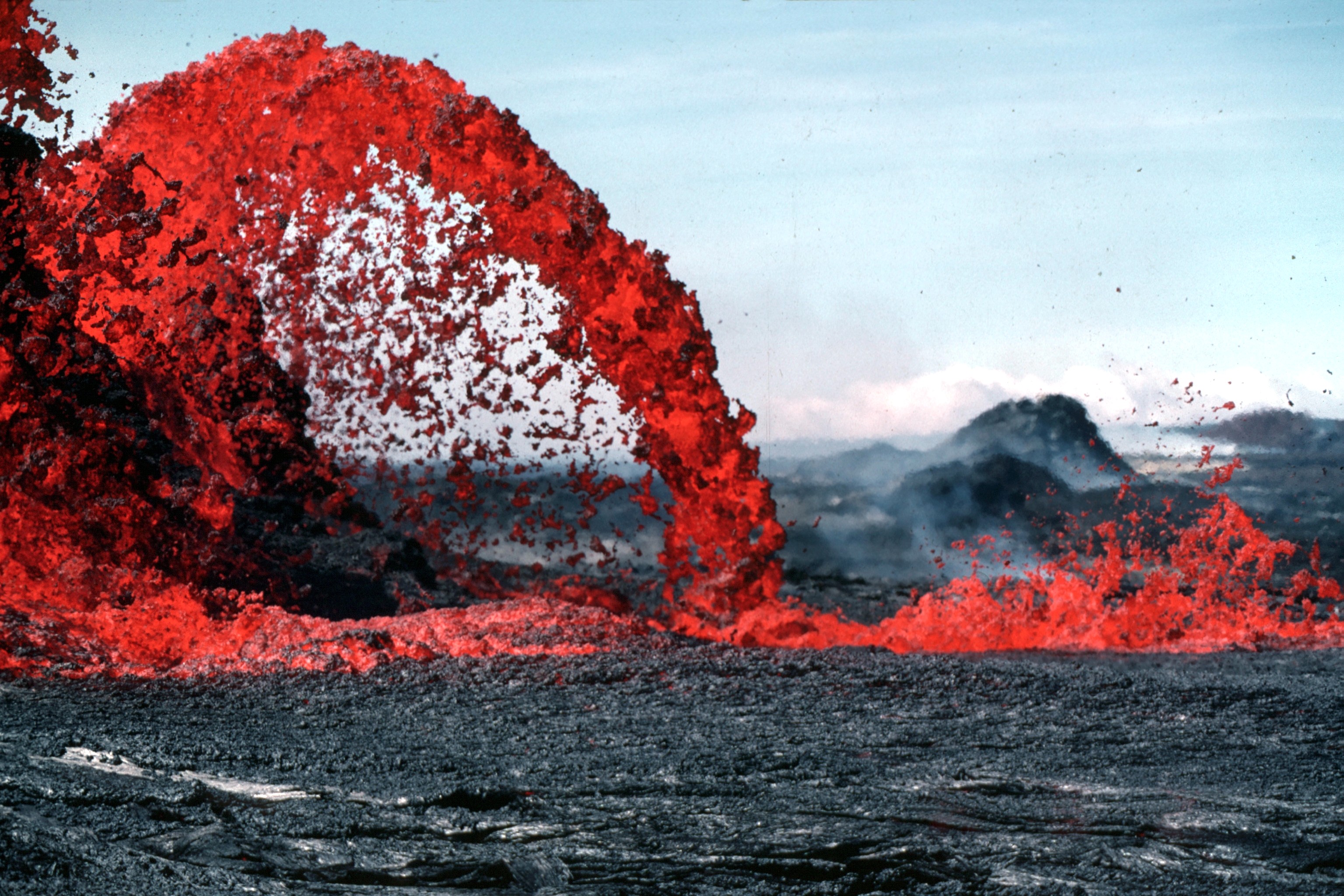 523025 завантажити картинку земля, вулкан, лава, вулкани - шпалери і заставки безкоштовно