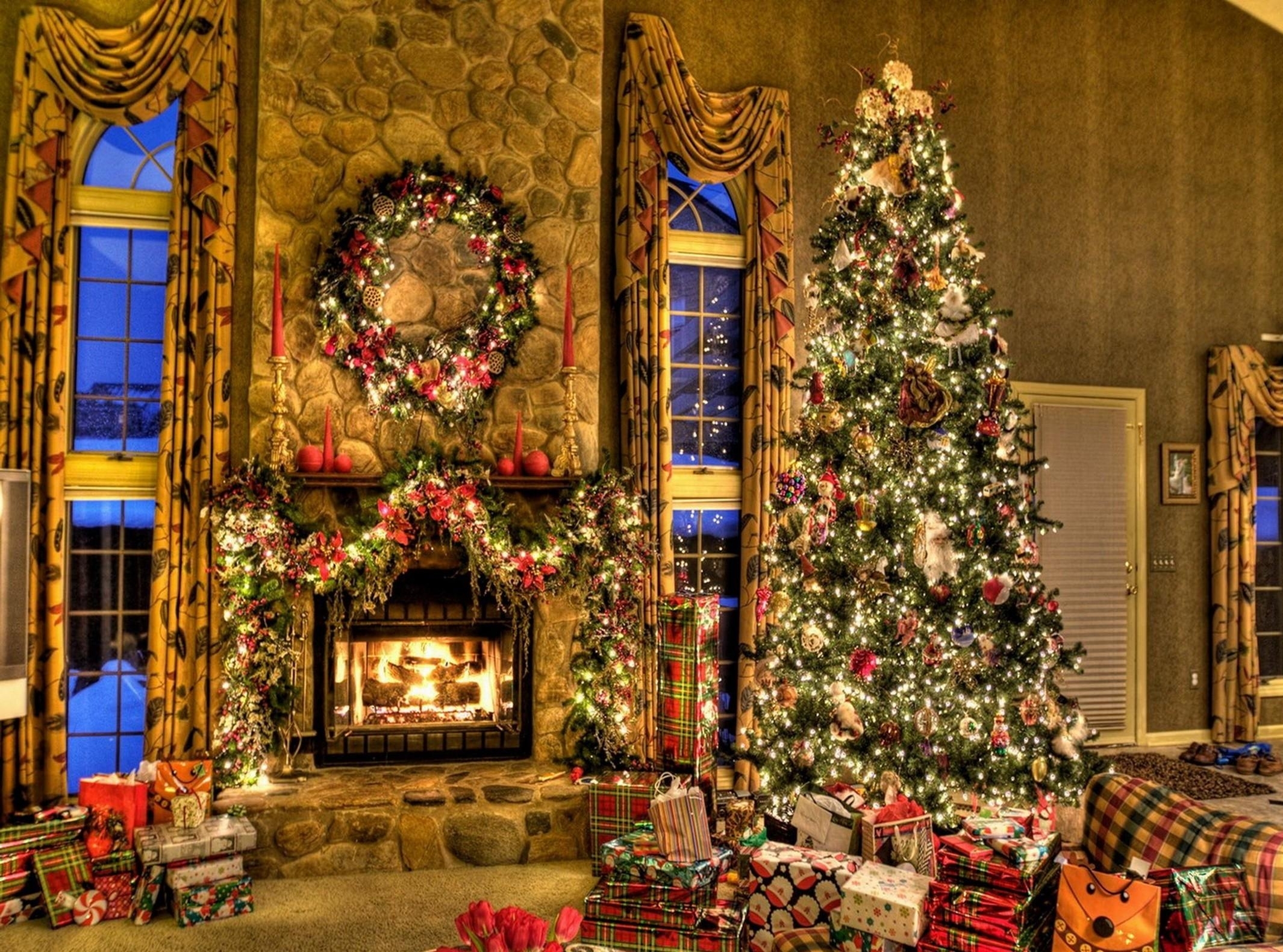 Laden Sie das Feiertage, Weihnachten, Licht, Geschenk, Weihnachtsschmuck, Weihnachtsbaum, Wohnzimmer, Kranz, Kamin-Bild kostenlos auf Ihren PC-Desktop herunter