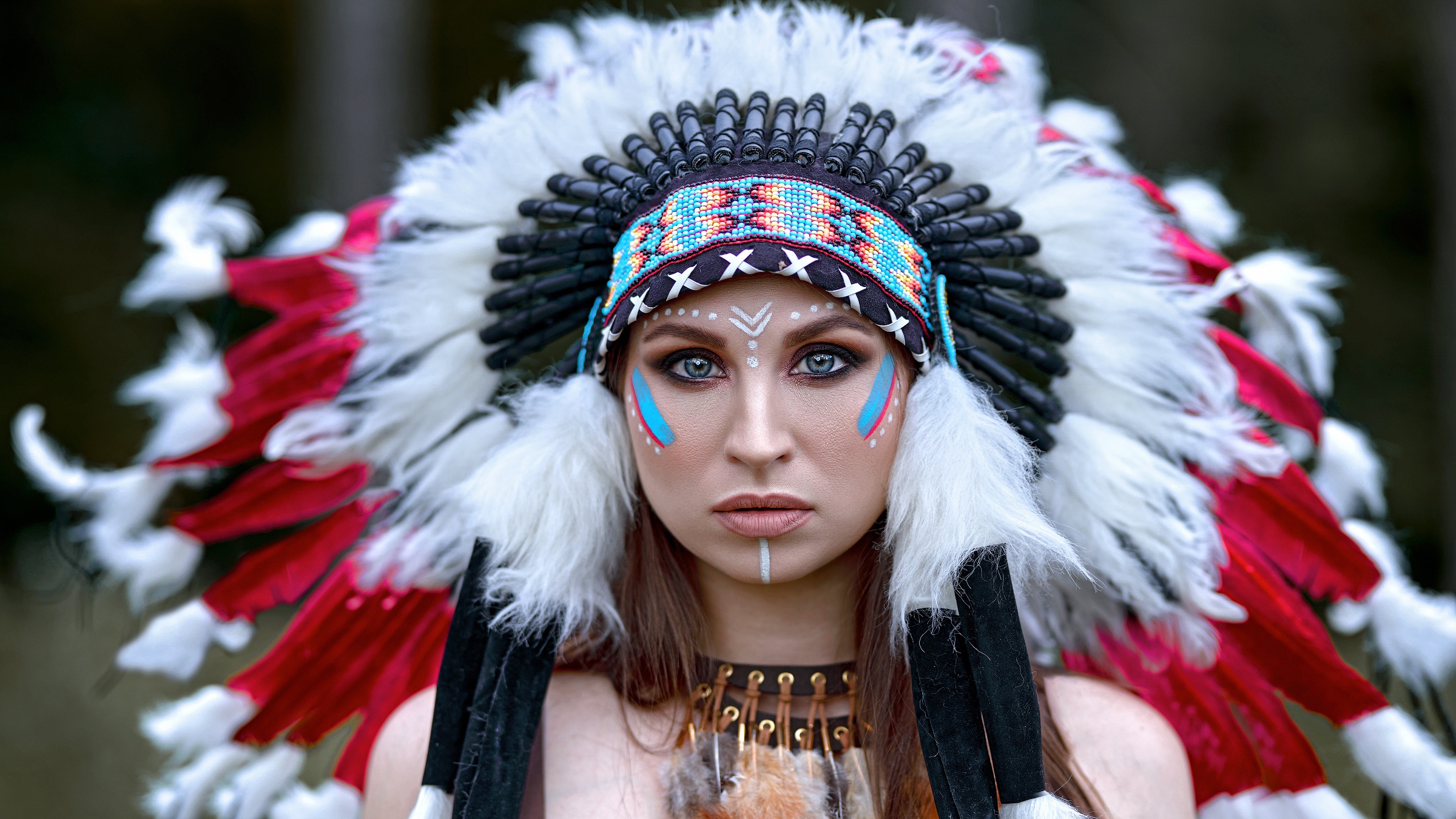 994805 скачать обои женщины, модель, голубые глаза, головной убор, коренные американцы - заставки и картинки бесплатно