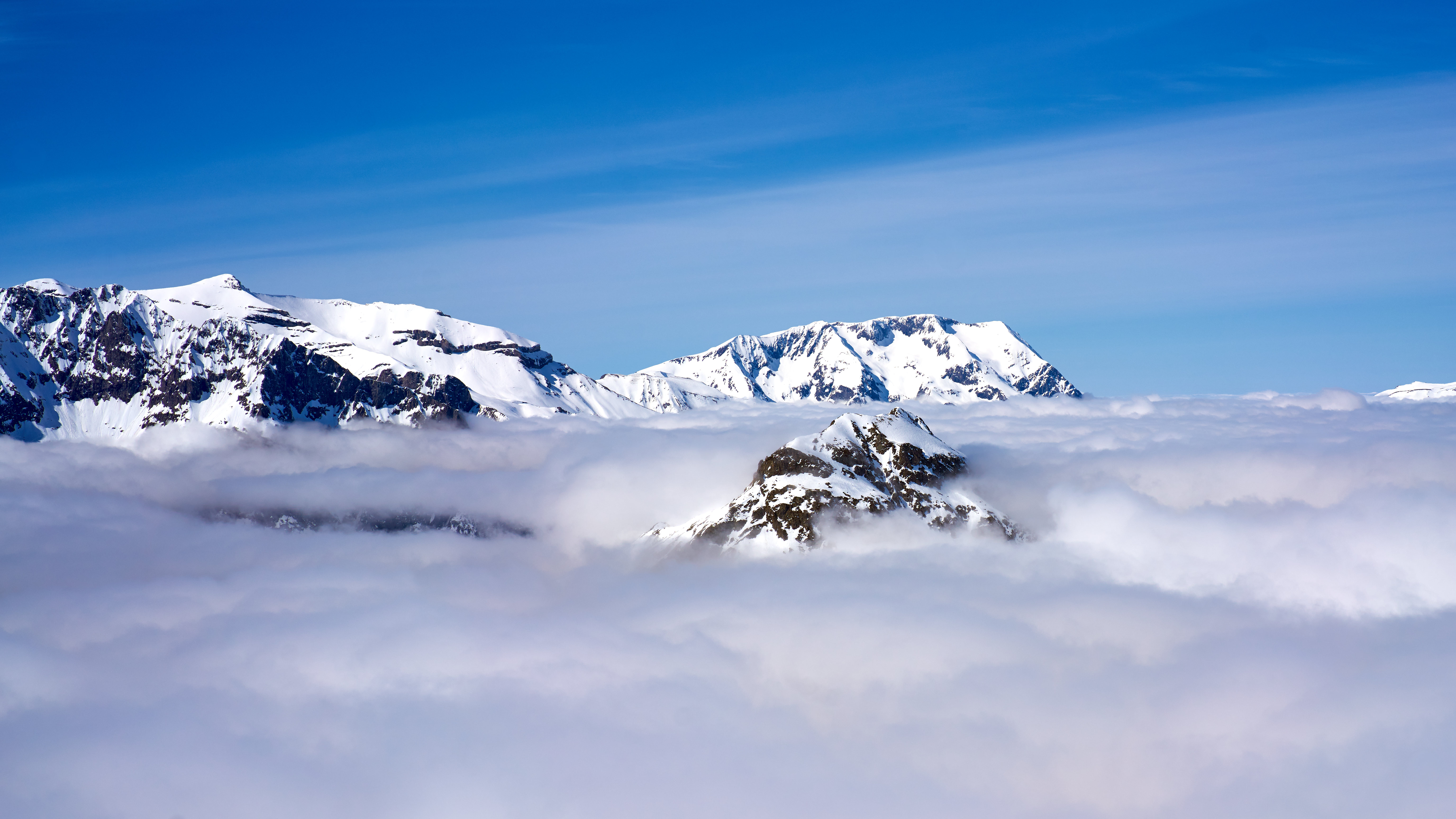 142212 Bild herunterladen natur, sky, mountains, clouds, schnee, oberteile, scheitelpunkt - Hintergrundbilder und Bildschirmschoner kostenlos