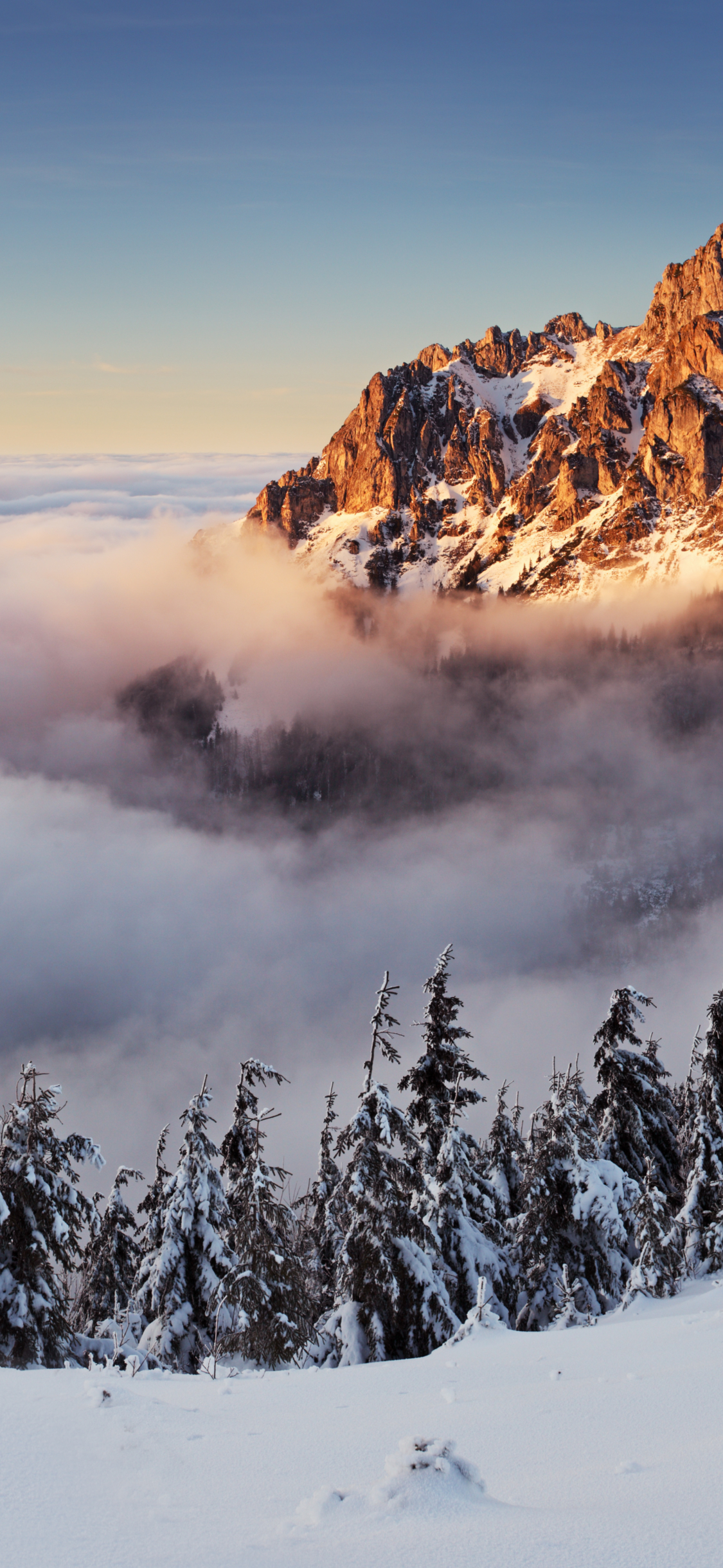 Handy-Wallpaper Landschaft, Winter, Natur, Schnee, Horizont, Berg, Nebel, Gebirge, Erde/natur kostenlos herunterladen.