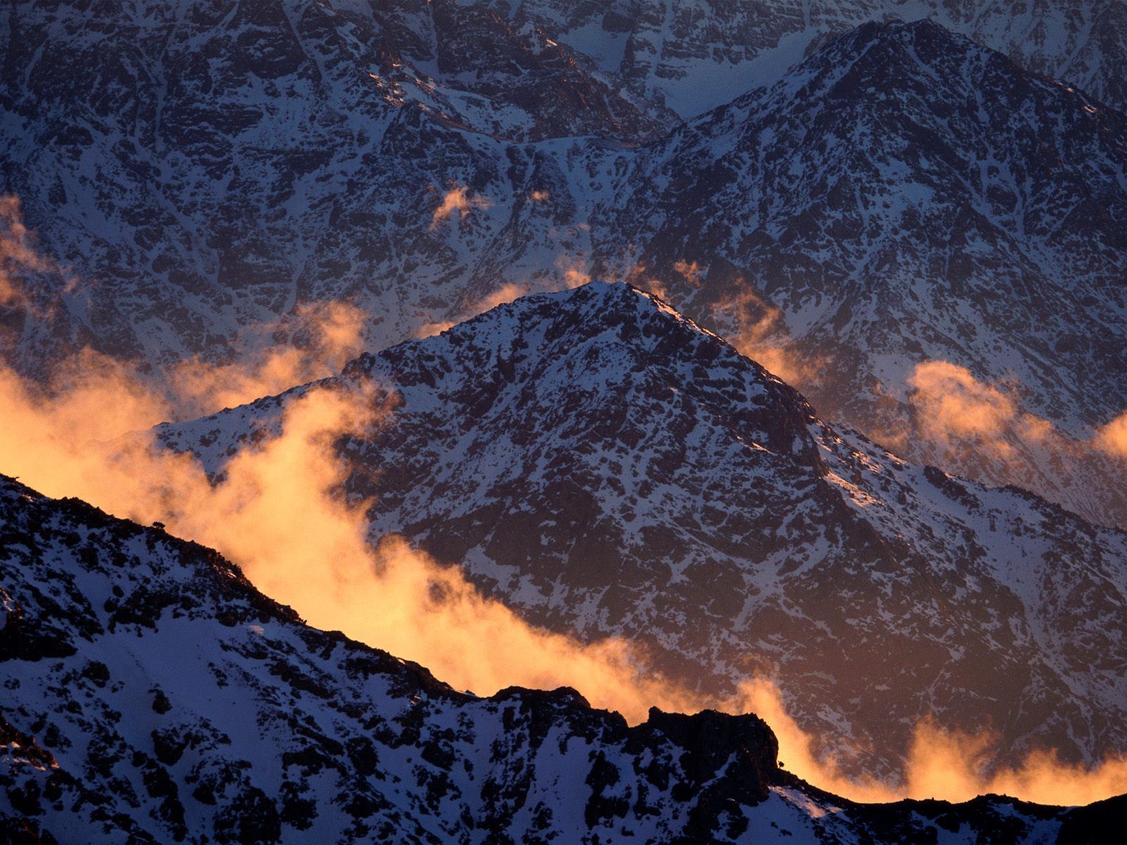 103307 Hintergrundbild herunterladen natur, mountains, schnee, nebel, oberteile, scheitelpunkt, marokko - Bildschirmschoner und Bilder kostenlos