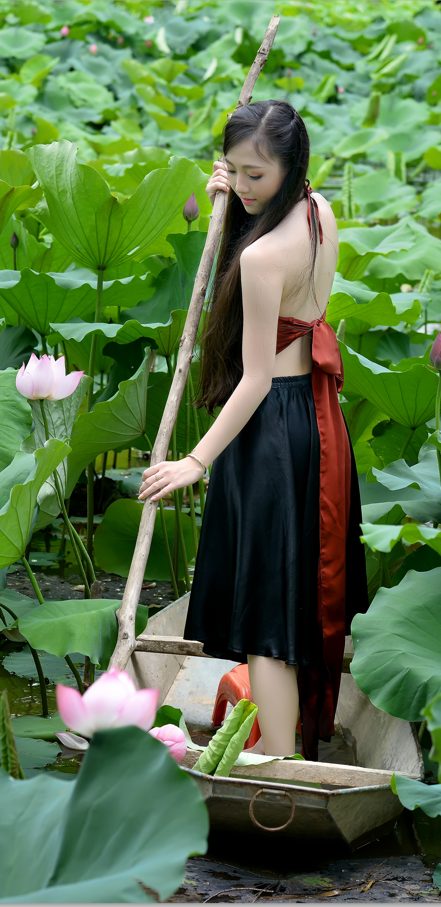 Handy-Wallpaper Lotus, Blume, Teich, Frauen, Asiatinnen, Vietnamesisch, Punt Pole kostenlos herunterladen.