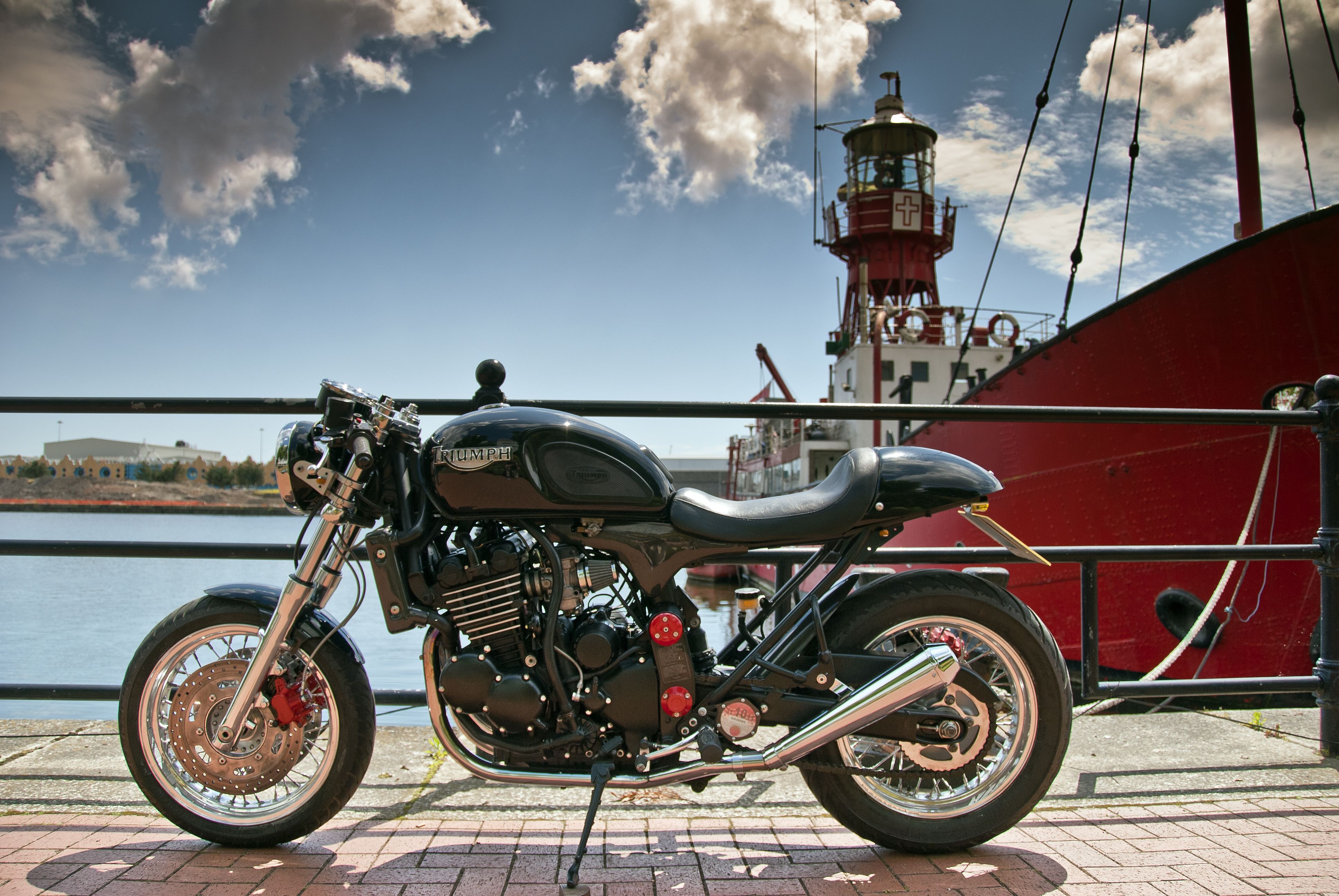 Laden Sie Triumph Thunderbird Café Racer HD-Desktop-Hintergründe herunter