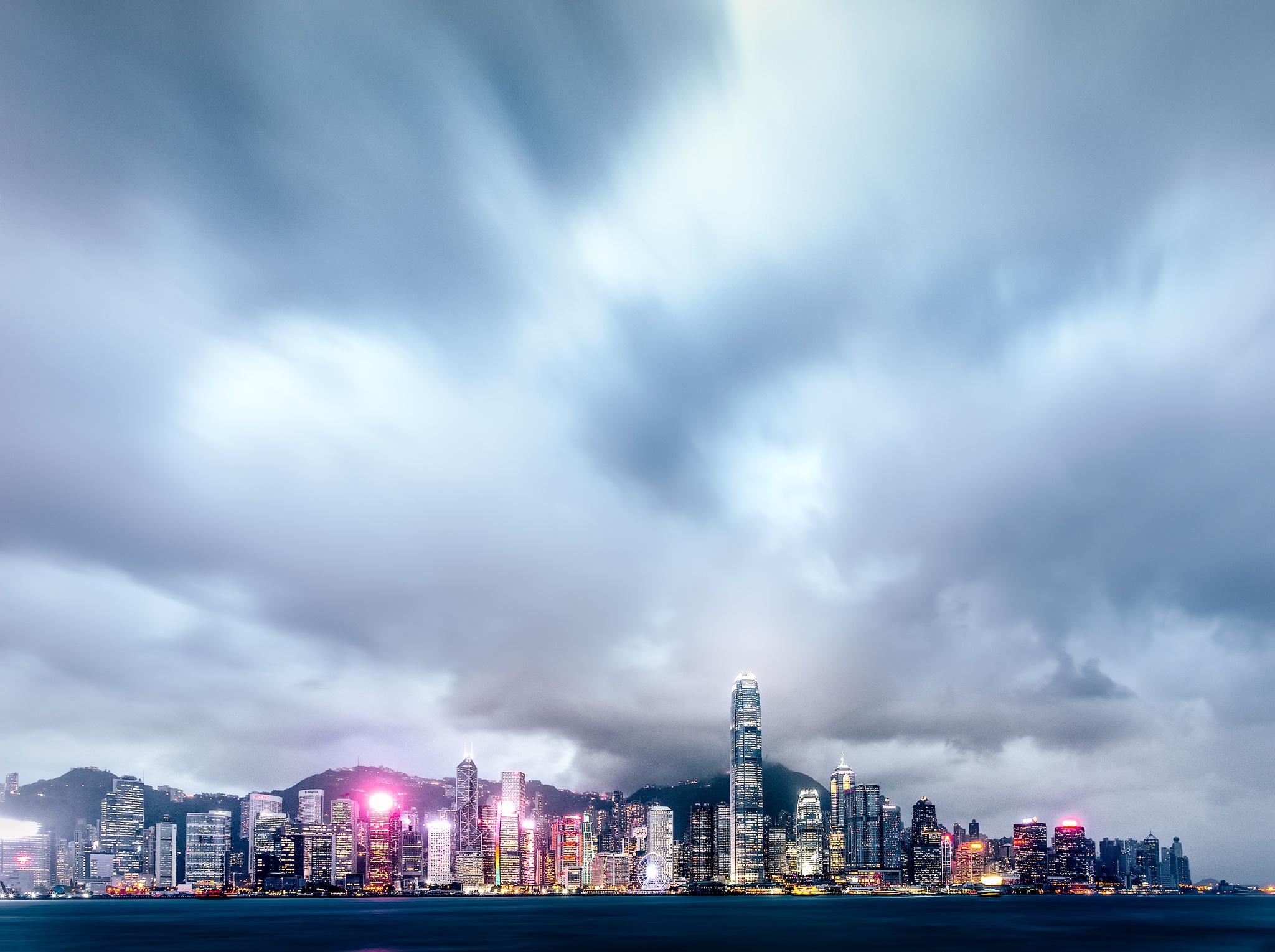 Handy-Wallpaper Städte, Wolkenkratzer, Gebäude, Wolke, China, Hongkong, Menschengemacht, Großstadt kostenlos herunterladen.