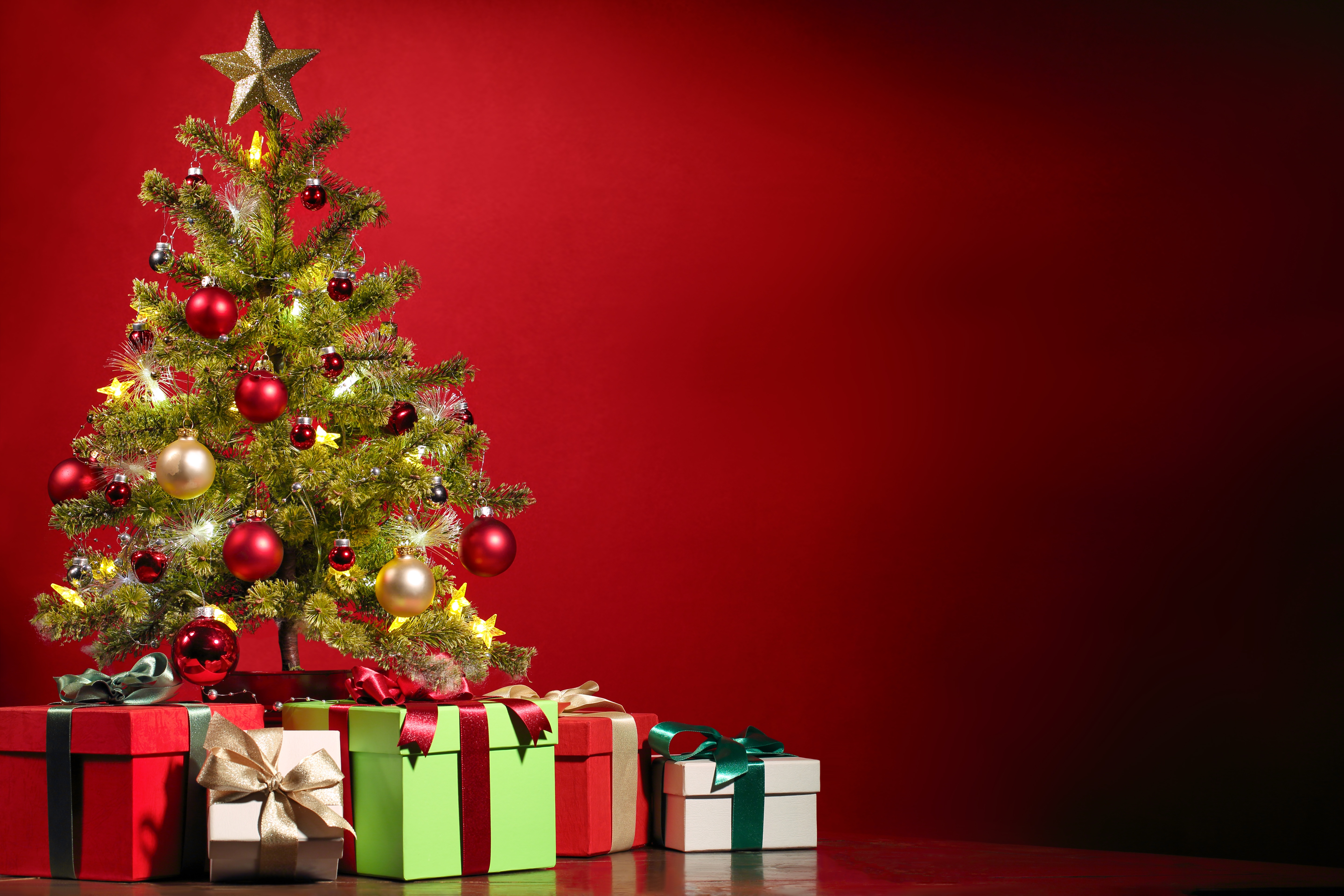 800543 завантажити картинку різдвяні прикраси, різдво, свято, різдвяна ялинка, подарунок, червоний - шпалери і заставки безкоштовно