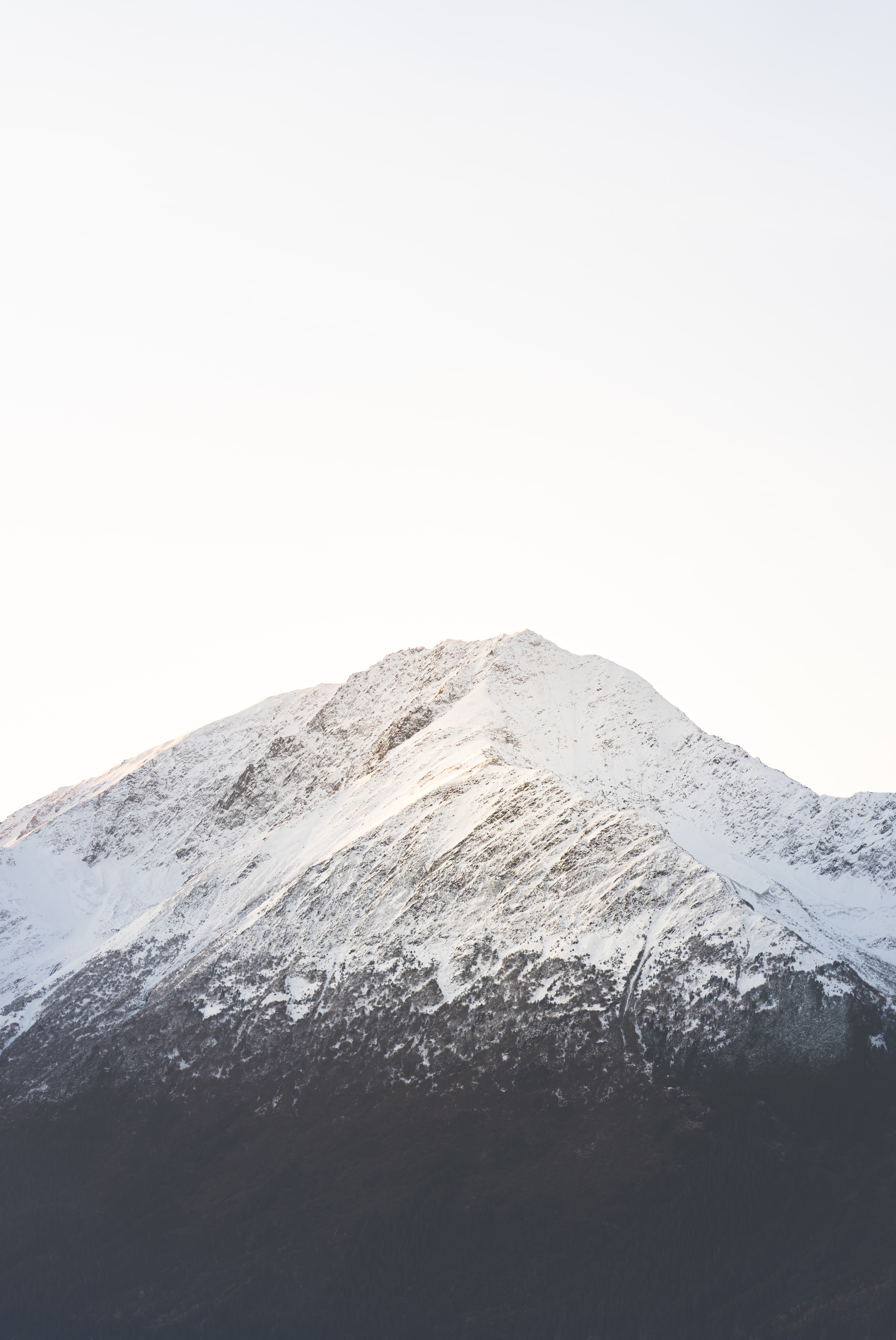 Скачать картинку Склон, Гора, Снег, Вершина, Заснеженный, Природа в телефон бесплатно.