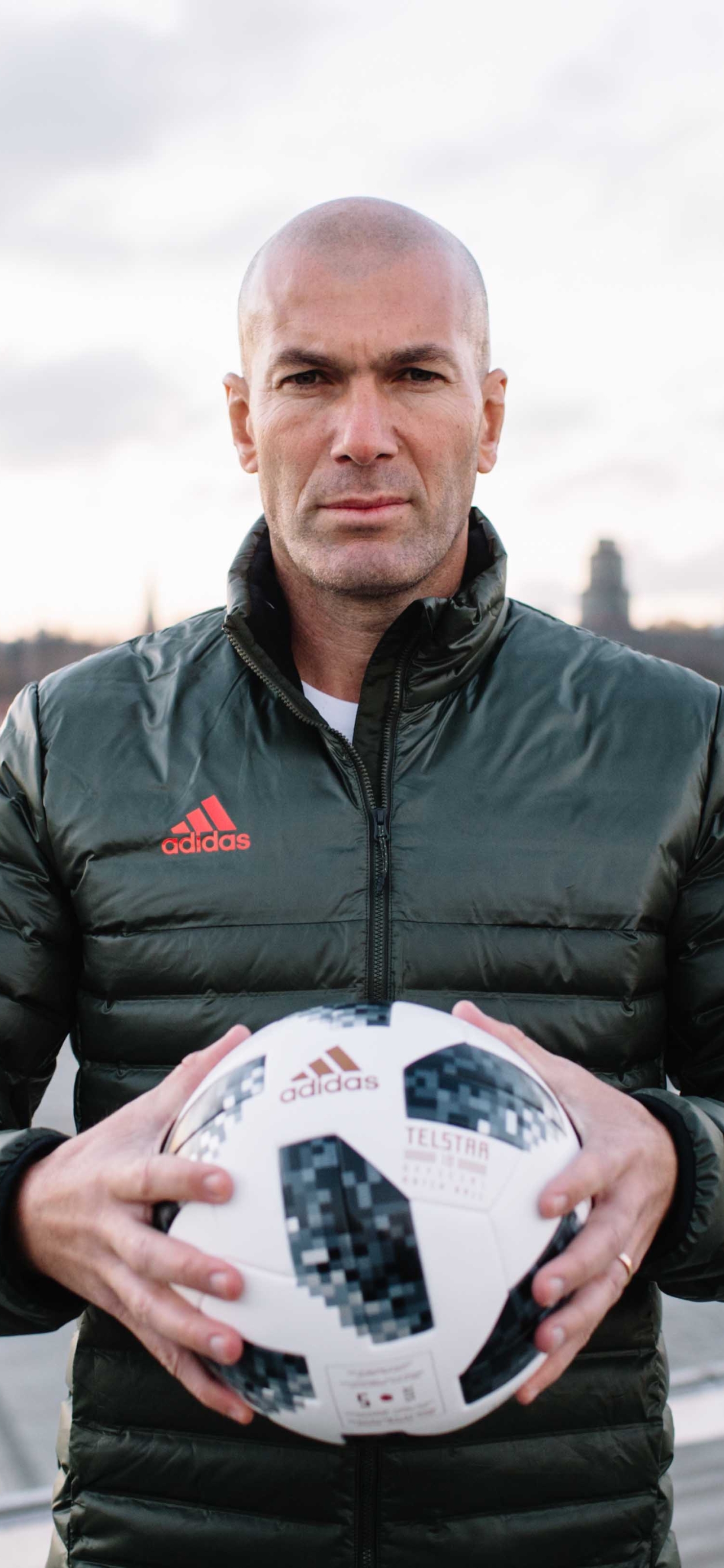 Handy-Wallpaper Sport, Fußball, Ball, Französisch, Zinedine Zidane kostenlos herunterladen.