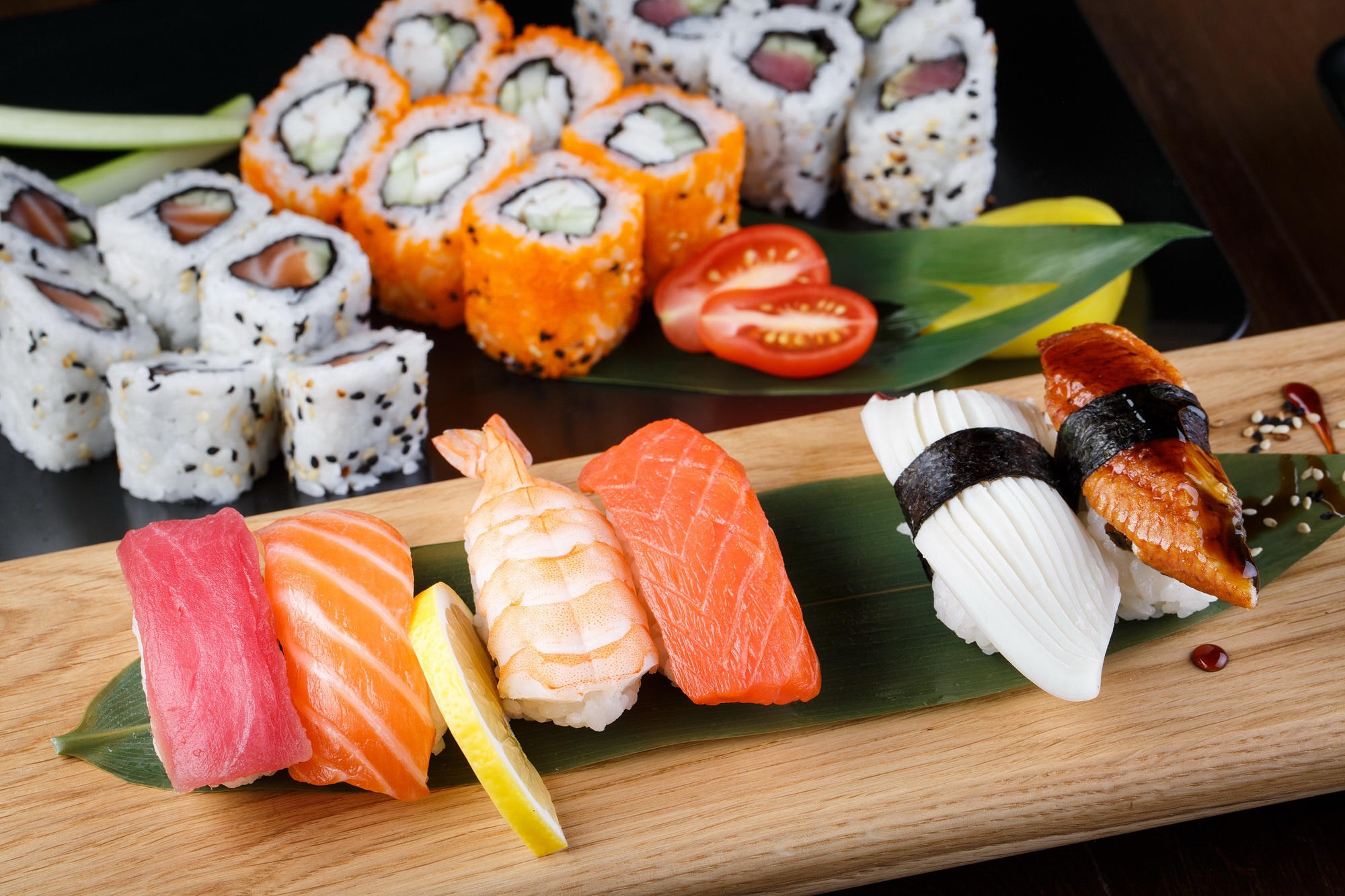 Handy-Wallpaper Sushi, Fisch, Meeresfrüchte, Nahrungsmittel, Reis, Stillleben kostenlos herunterladen.
