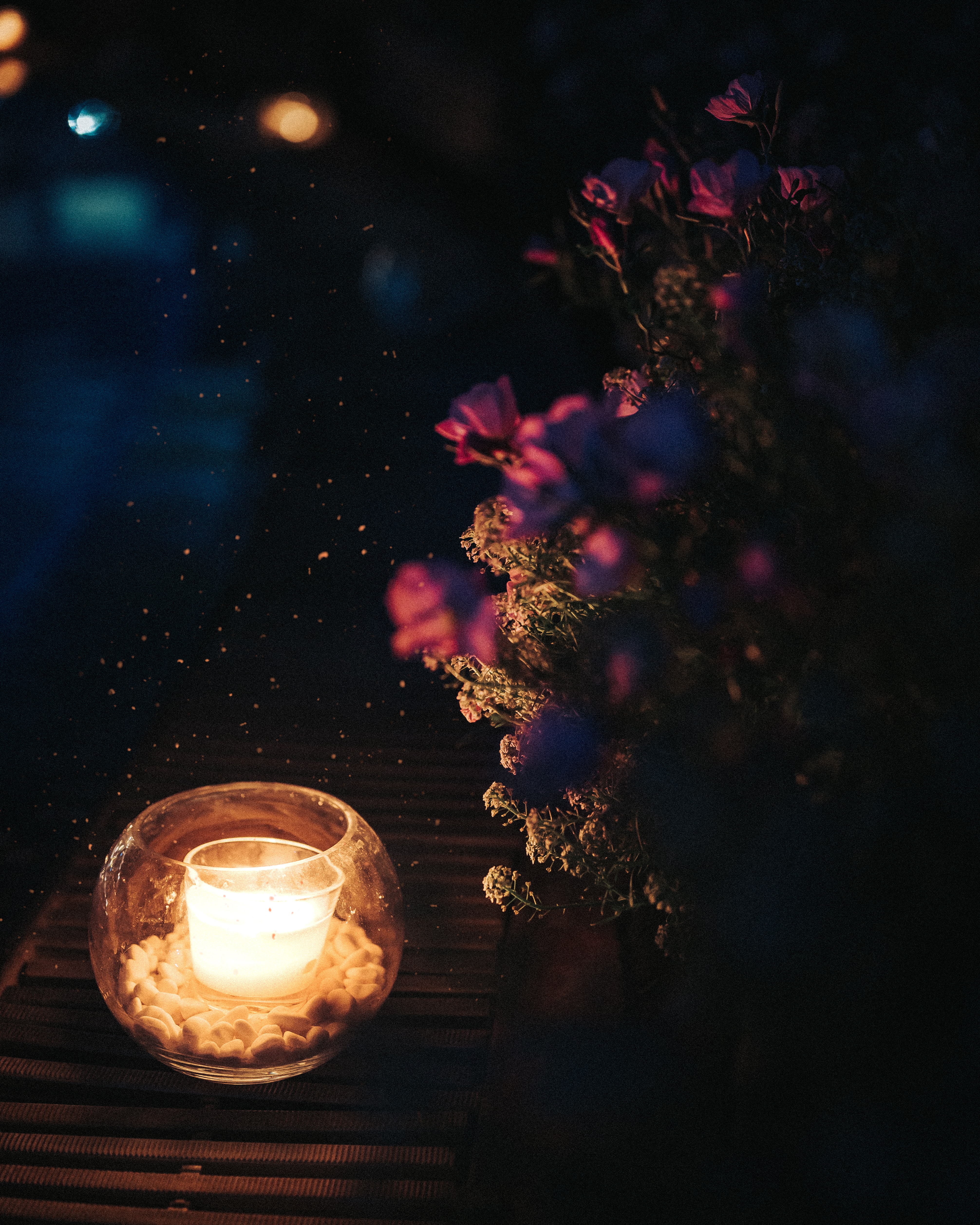Laden Sie das Funken, Kerze, Blumen, Übernachtung, Dunkel-Bild kostenlos auf Ihren PC-Desktop herunter