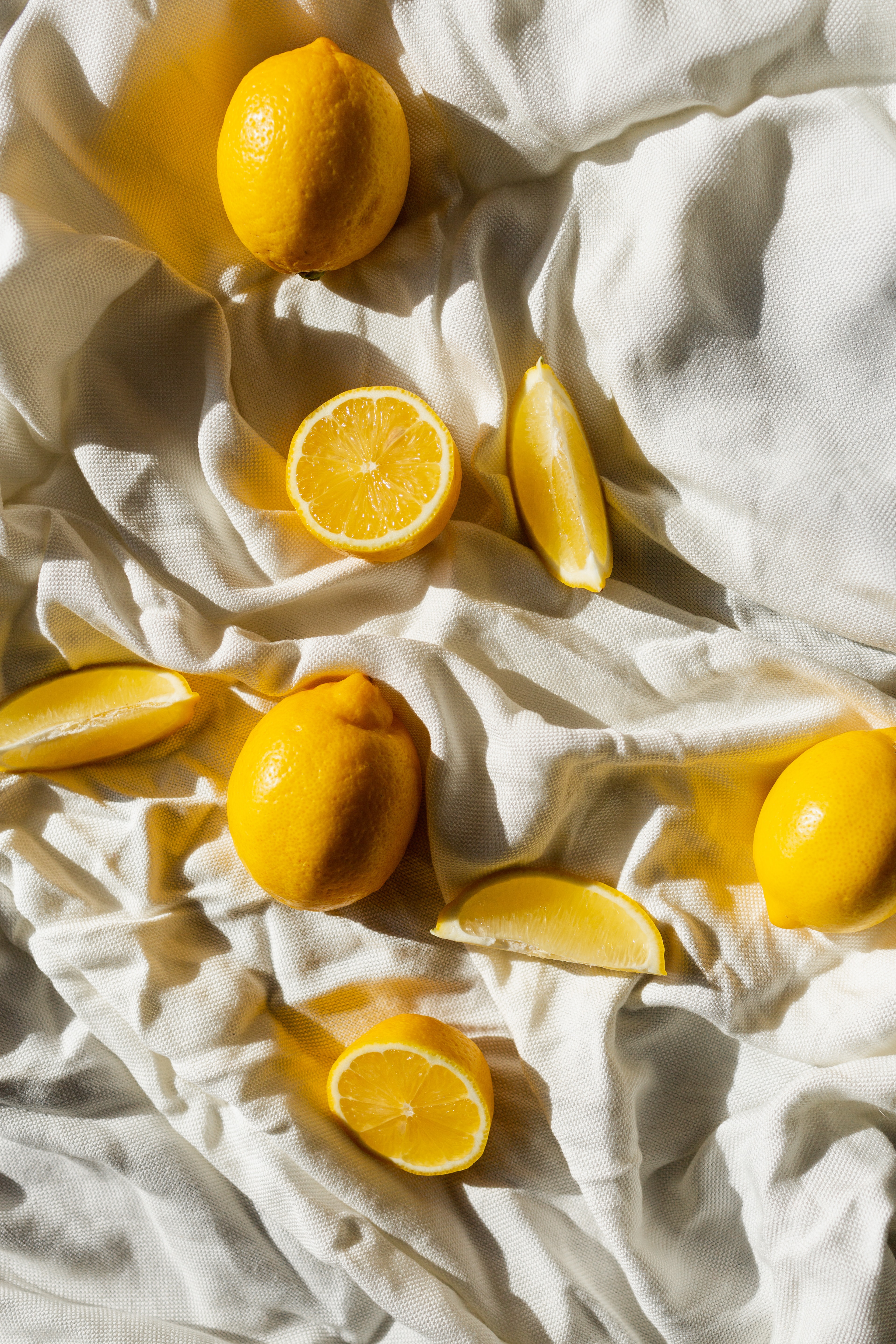 86943 скачать картинку лимоны, желтый, фрукты, еда, цитрус, дольки - обои и заставки бесплатно