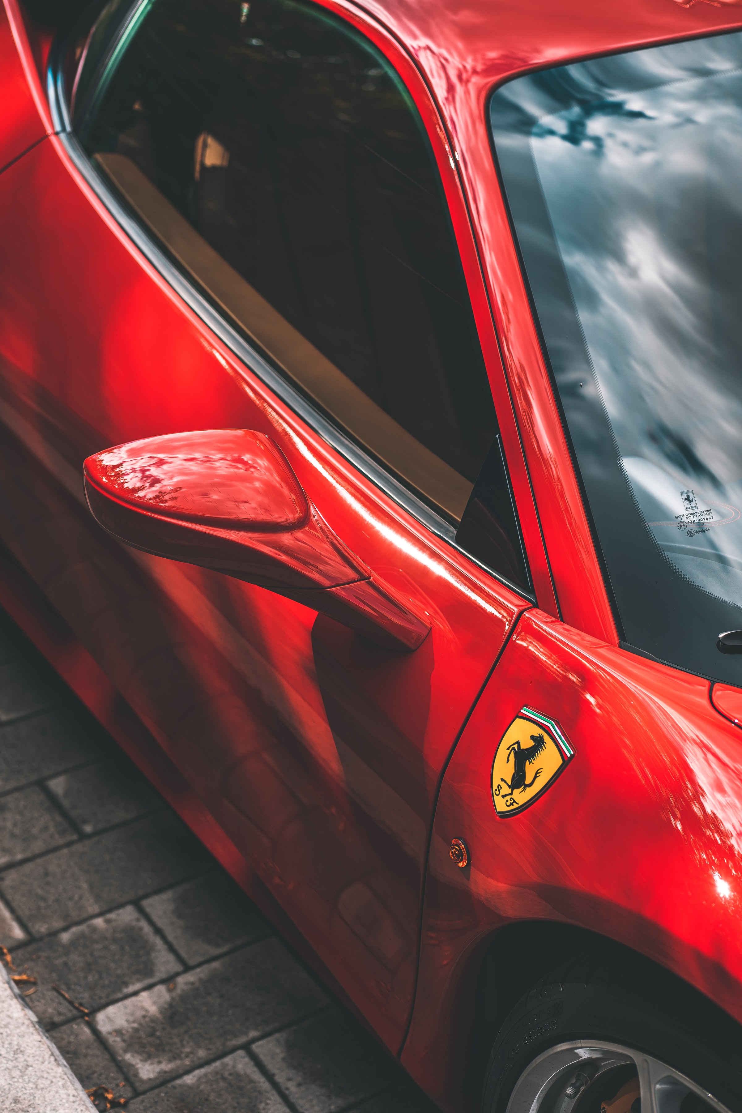 Скачать картинку Феррари (Ferrari), Тачки (Cars), Автомобиль, Зеркало, Красный, Спорткар в телефон бесплатно.