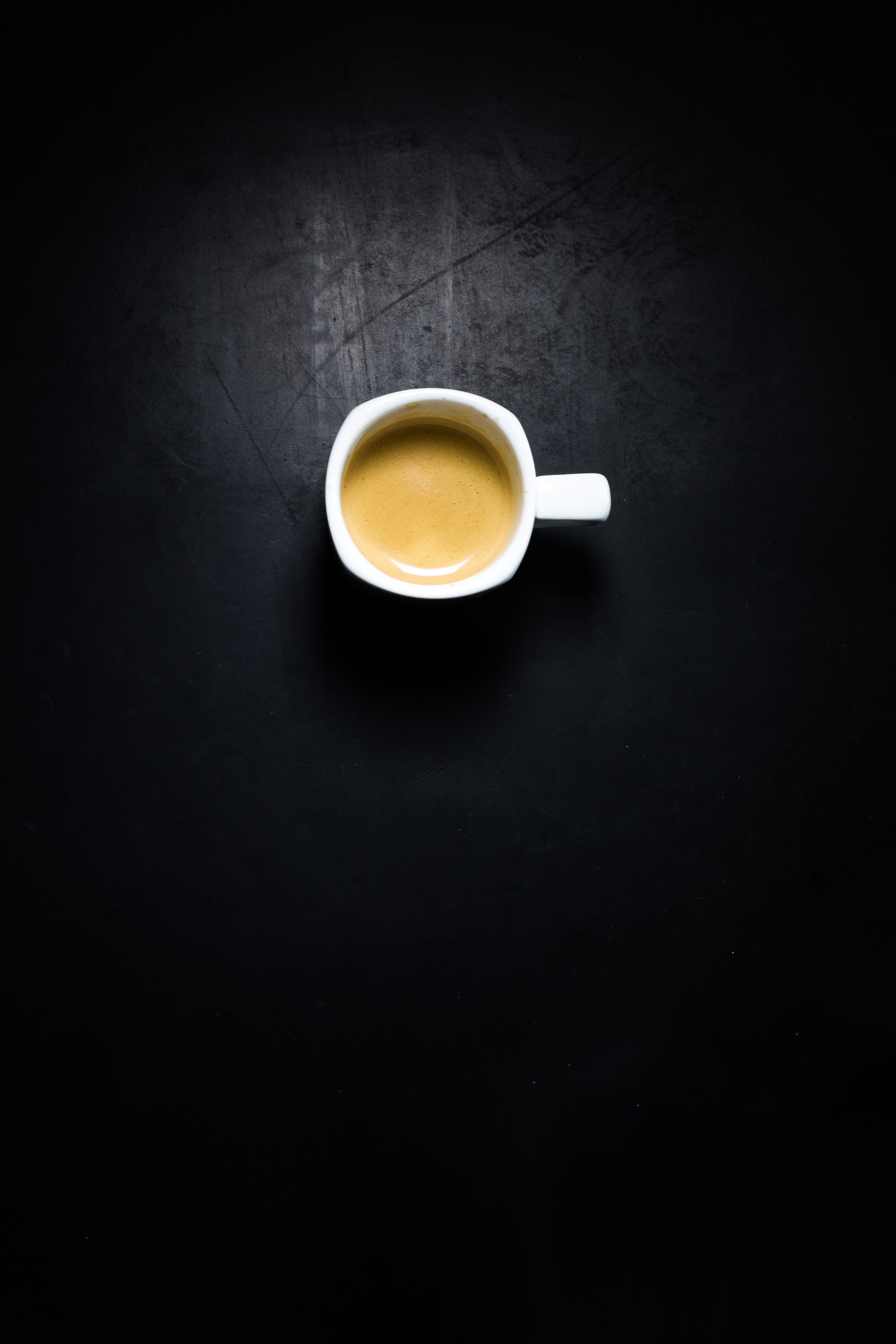 116587 скачать картинку тень, минимализм, темные, черный, кофе, чашка, вид сверху, белый, стол, пенка - обои и заставки бесплатно