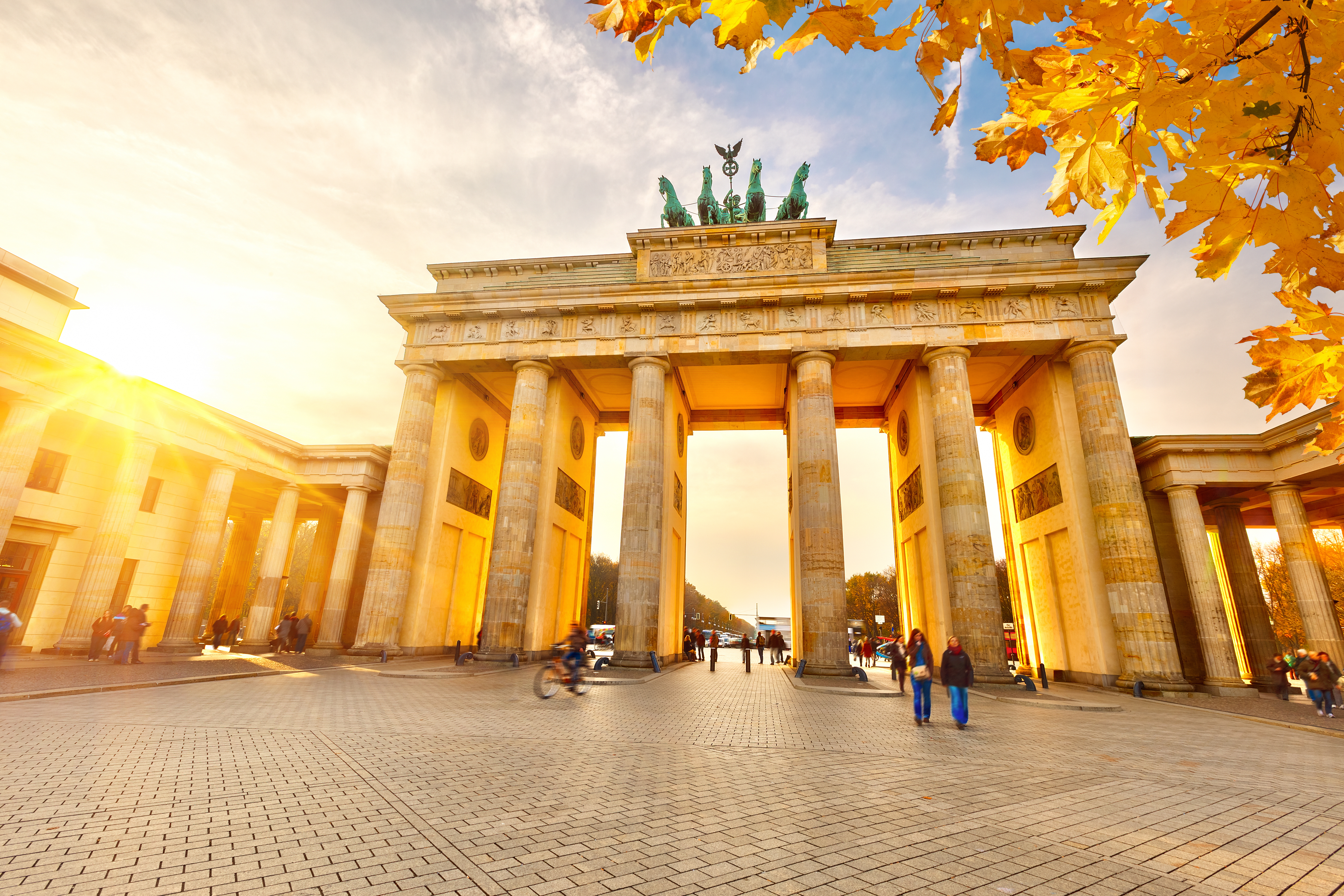 1524854 скачать обои германия, памятник, сделано человеком, бранденбургские ворота, берлин, солнечно, памятники - заставки и картинки бесплатно