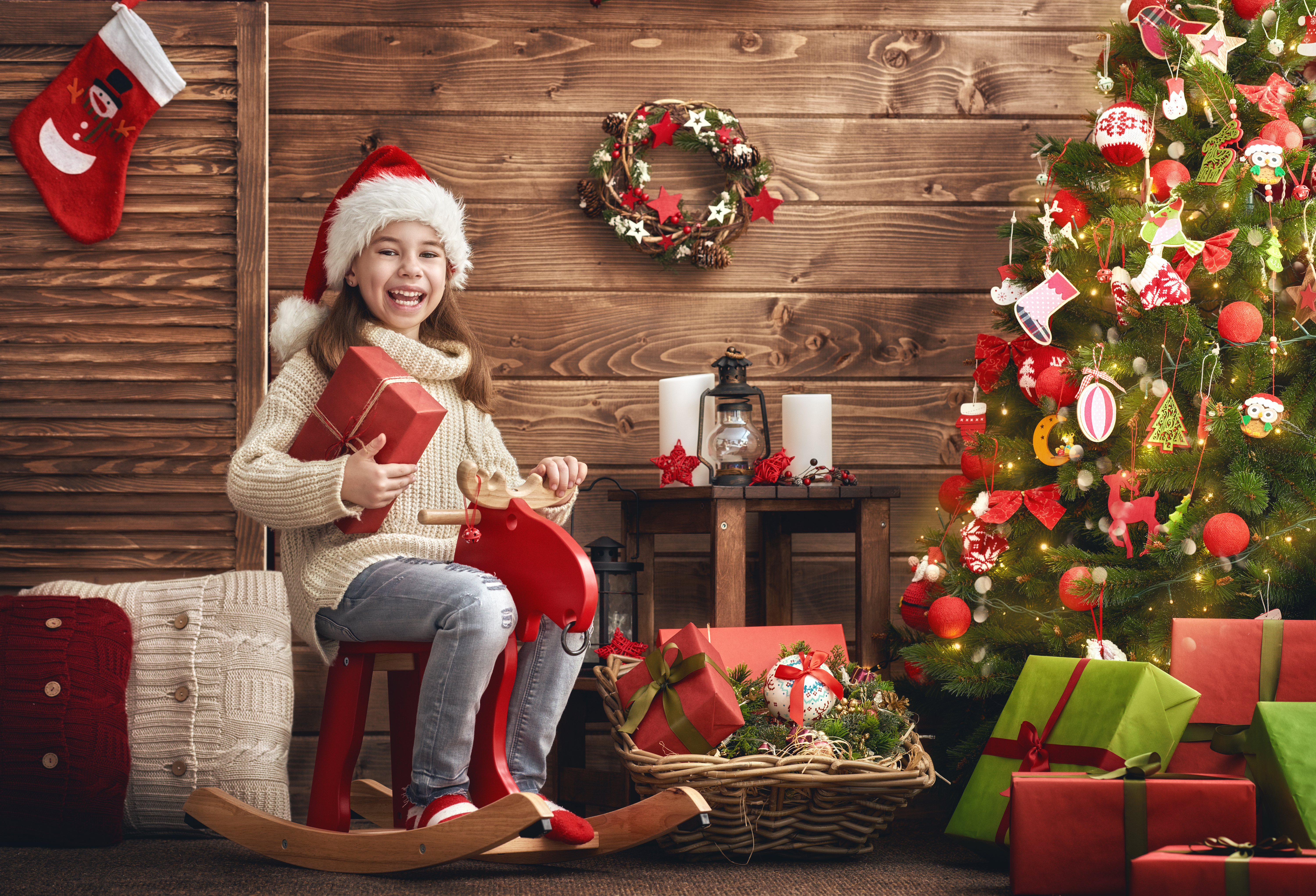 Baixar papel de parede para celular de Natal, Presente, Árvore De Natal, Enfeites De Natal, Feriados, Gorro Do Papai Noel gratuito.