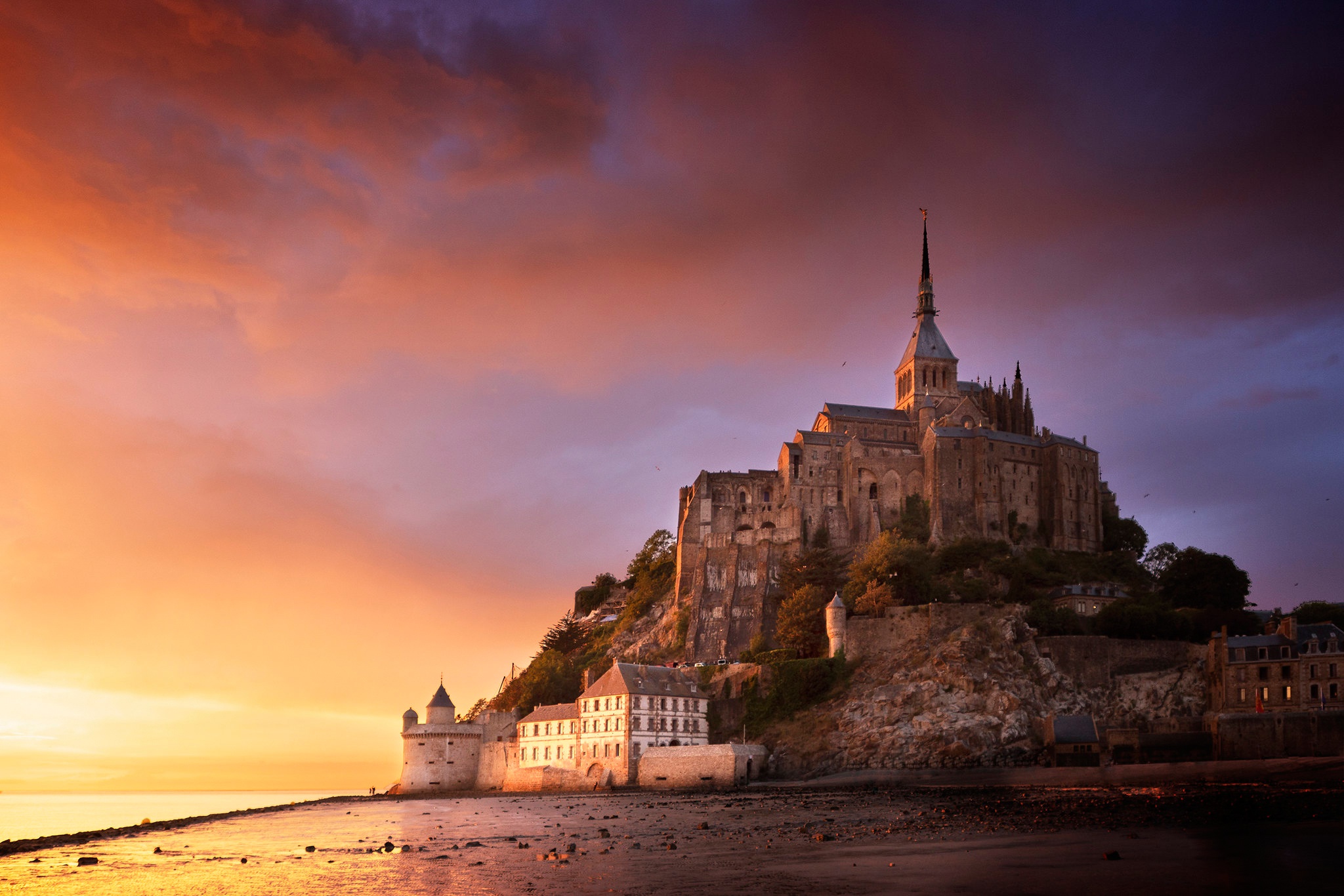 Descarga gratis la imagen Francia, Atardecer, Religioso, Normandía, Monte Saint Michel en el escritorio de tu PC