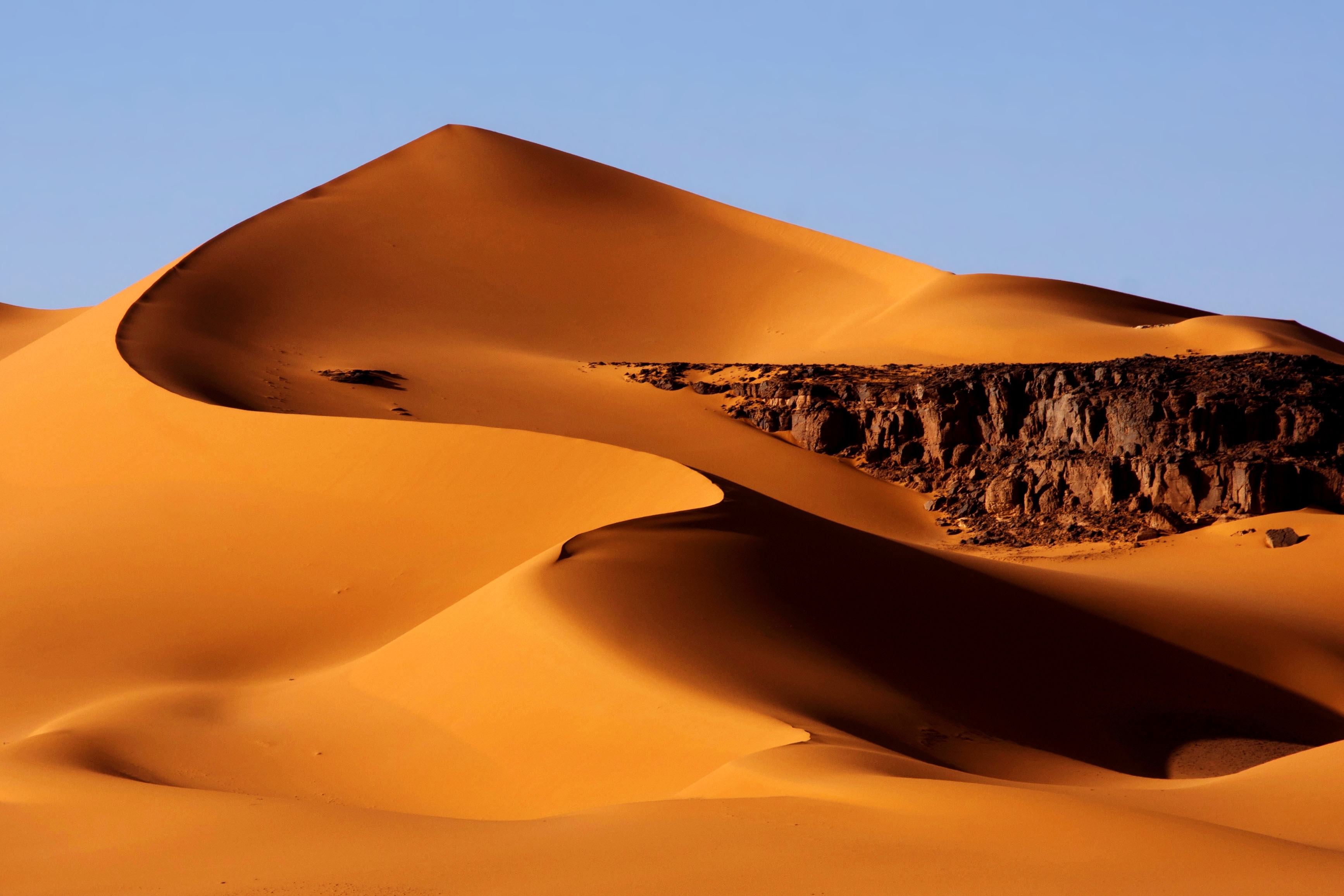 Скачати мобільні шпалери Пісок, Пустеля, Земля, Дюна, Сахара, Африка, Алжир, Тассілі Н'аджер безкоштовно.