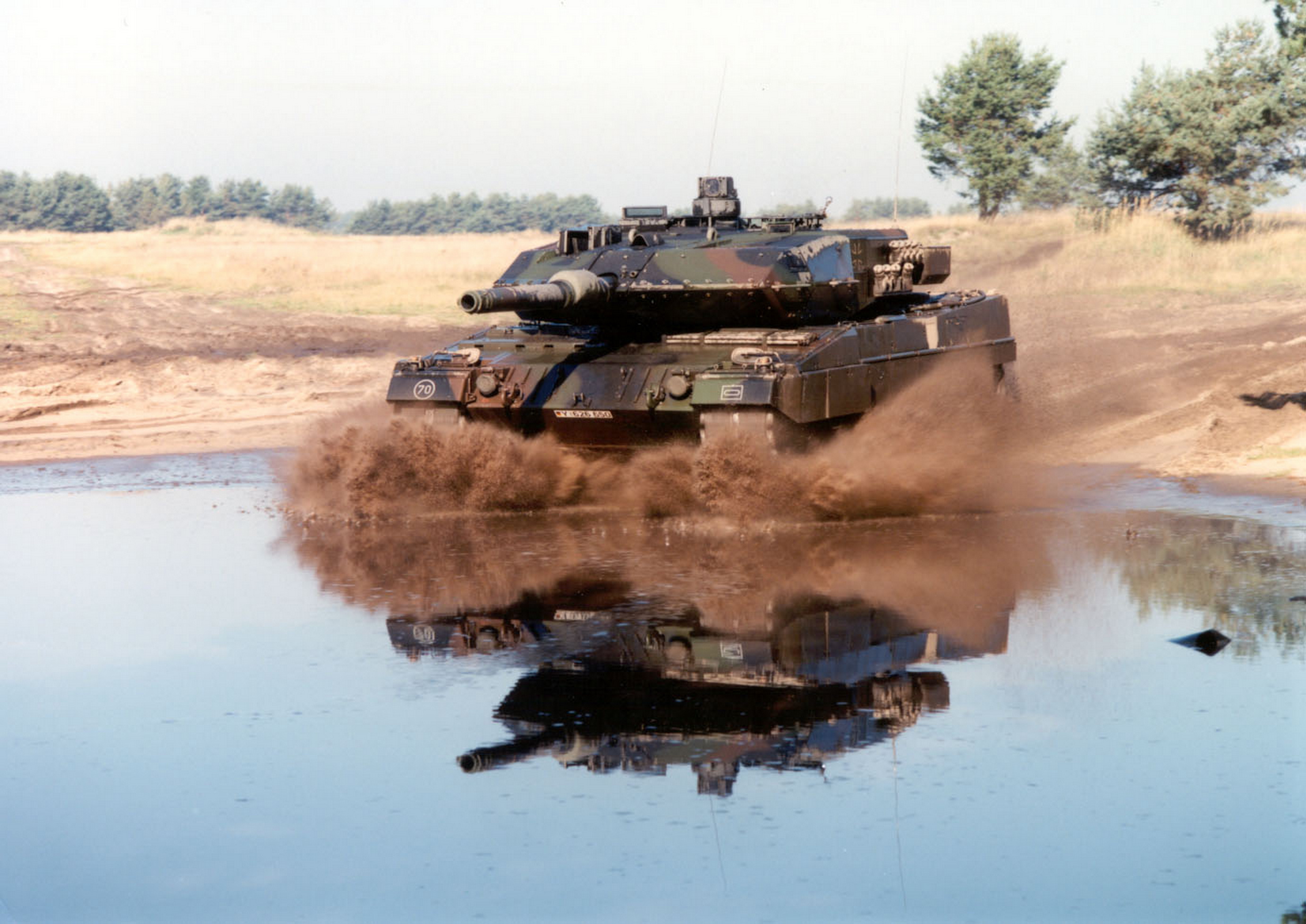 Handy-Wallpaper Panzer, Militär, Spiegelung, Leopard 2 kostenlos herunterladen.