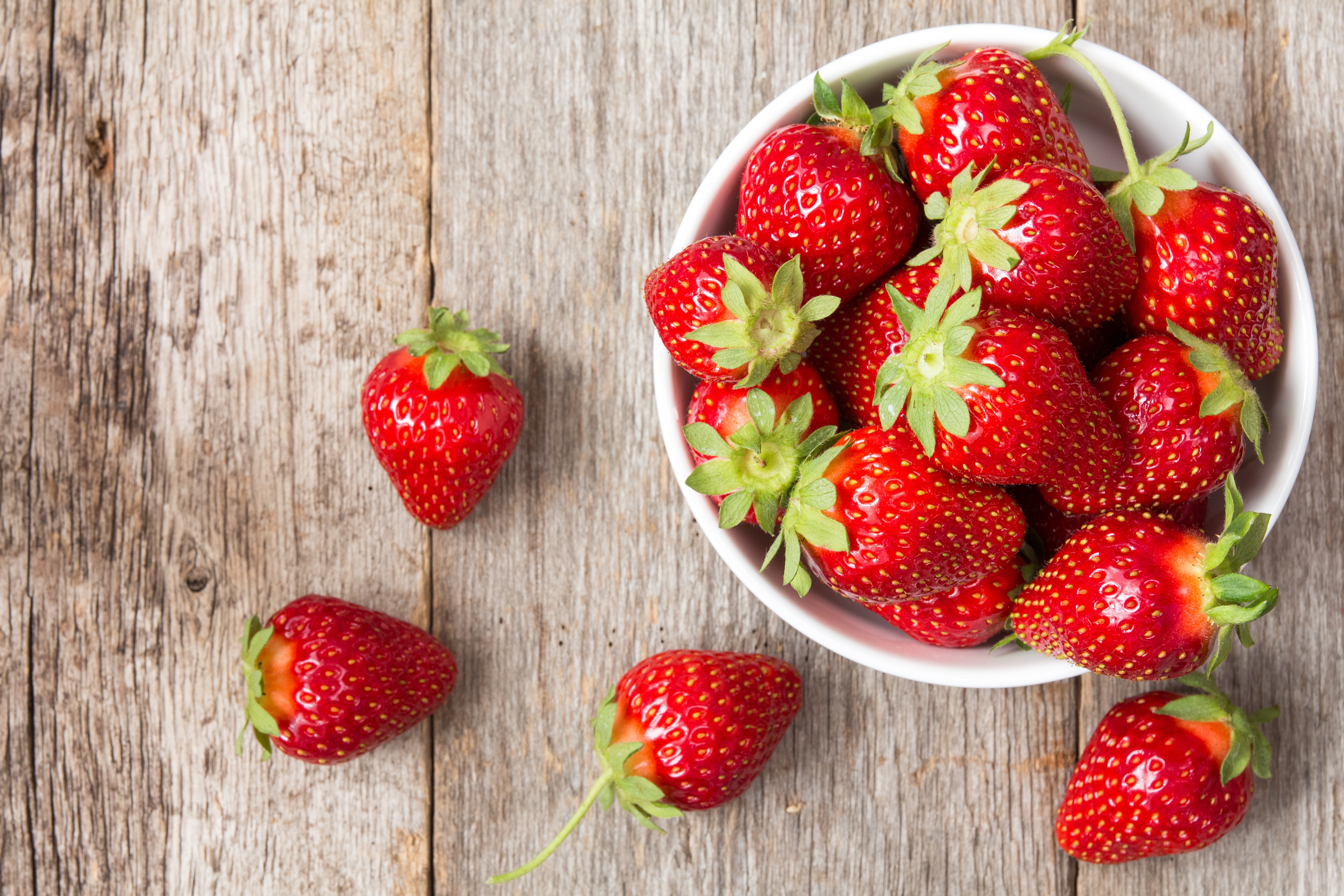 Download mobile wallpaper Fruits, Food, Strawberry, Berry, Fruit for free.