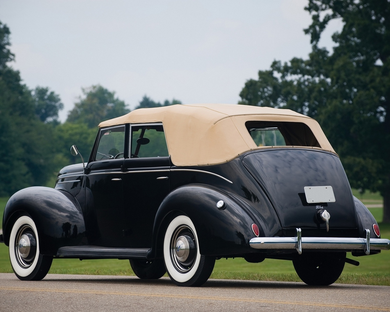 1450844 économiseurs d'écran et fonds d'écran Berline Cabriolet De Luxe Ford sur votre téléphone. Téléchargez  images gratuitement