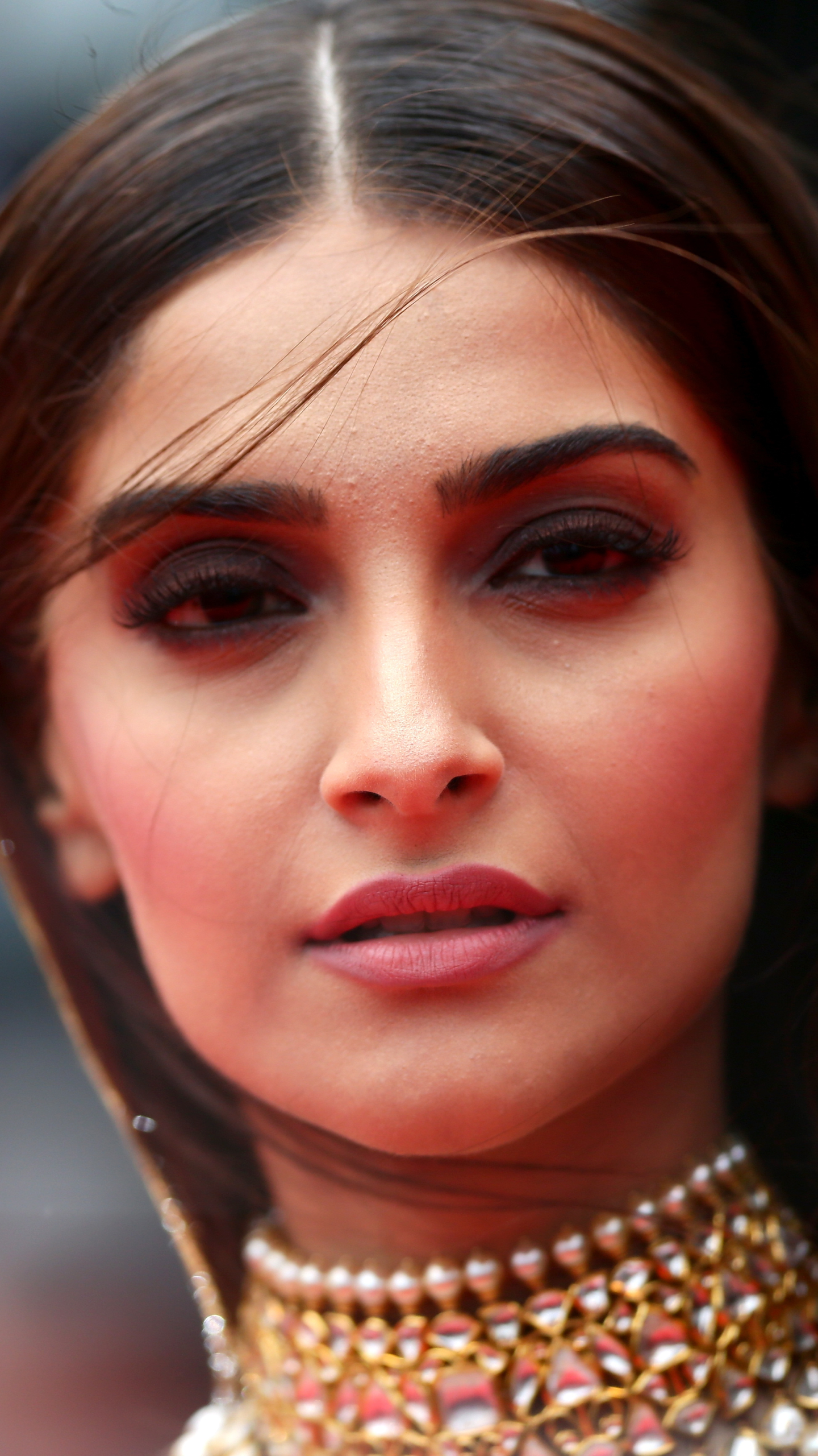 Download mobile wallpaper Face, Brunette, Indian, Celebrity, Brown Eyes, Actress, Sonam Kapoor for free.