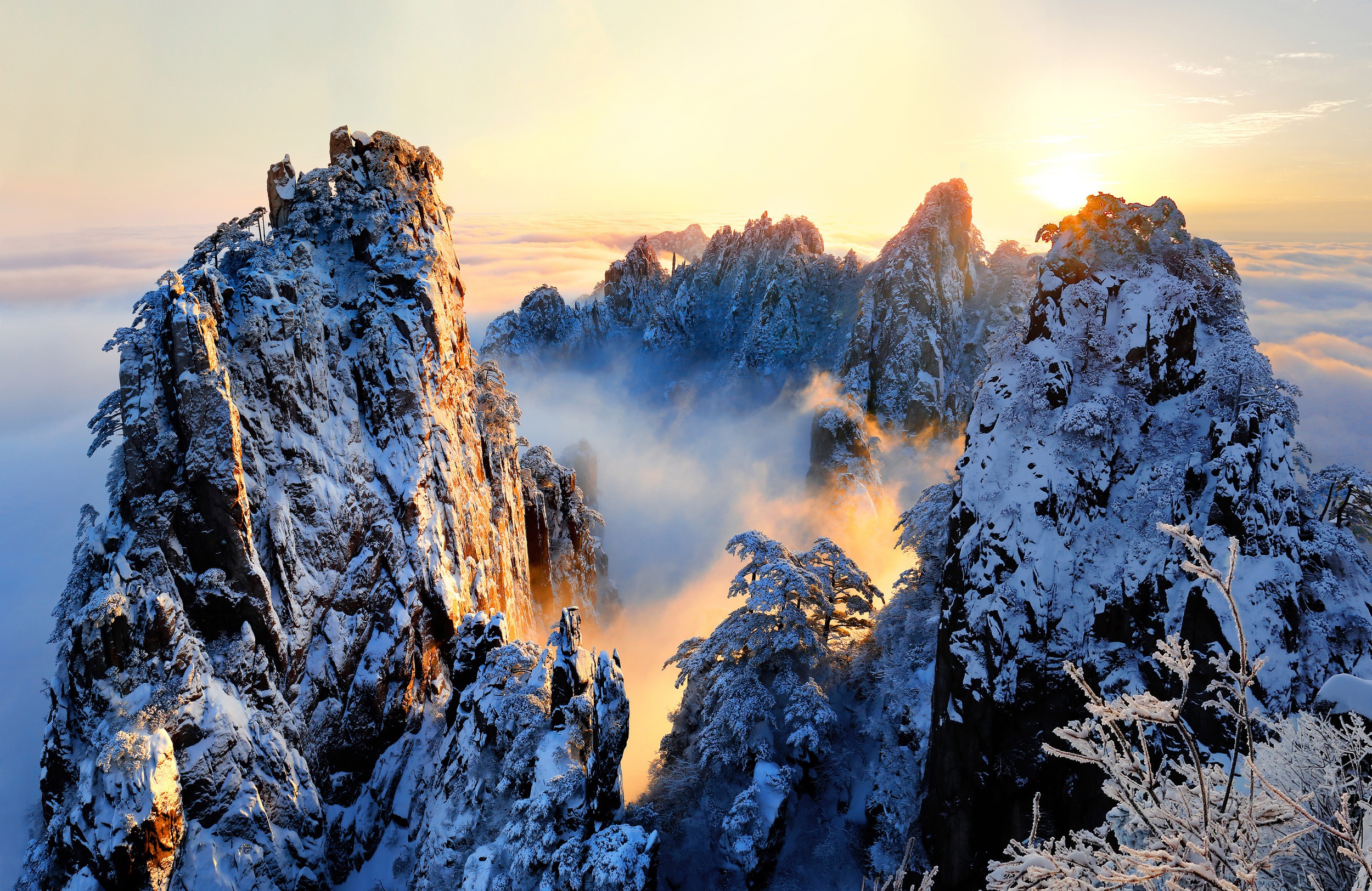Descarga gratis la imagen Invierno, Naturaleza, Montañas, Amanecer, Horizonte, Montaña, Cima, Niebla, Tierra/naturaleza en el escritorio de tu PC