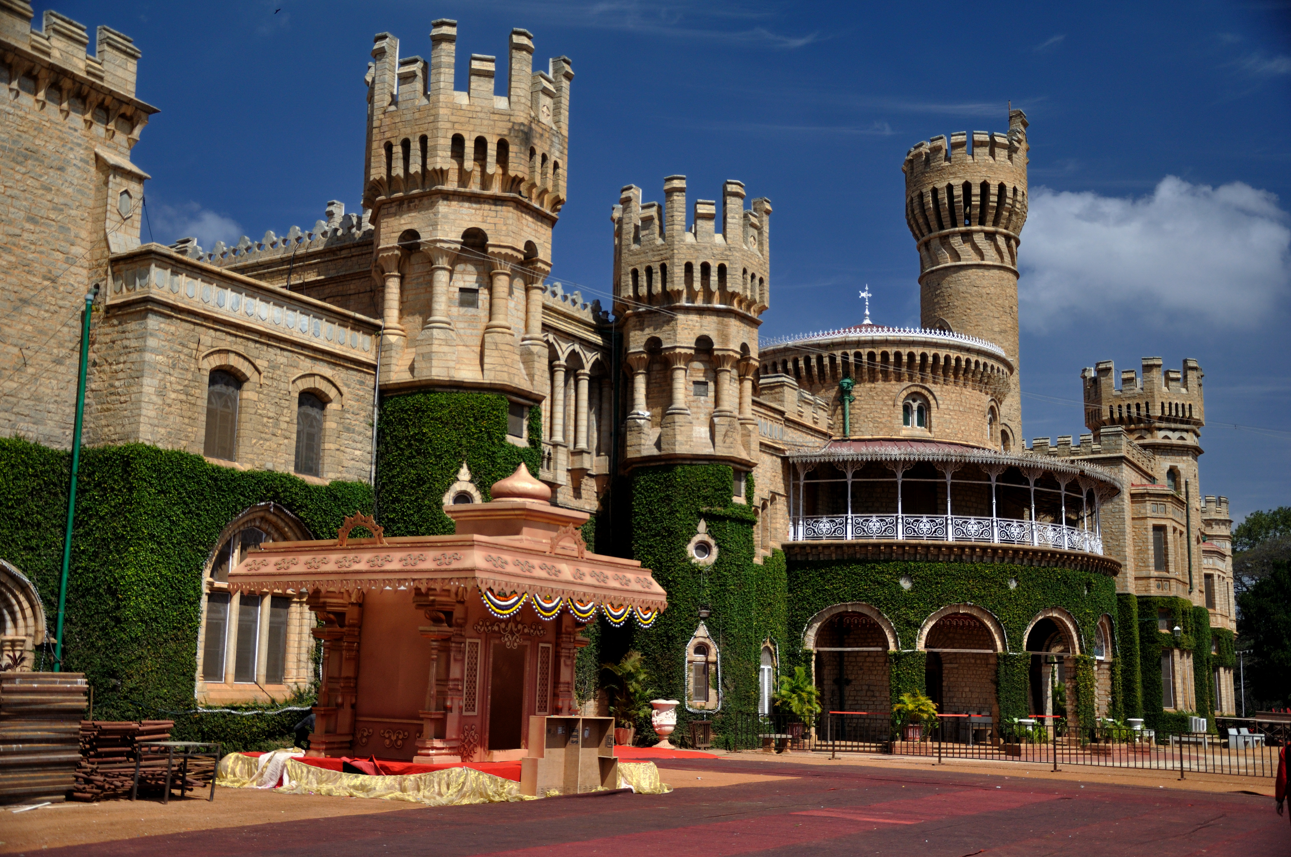 Популярні заставки і фони Бангалорський Палац на комп'ютер