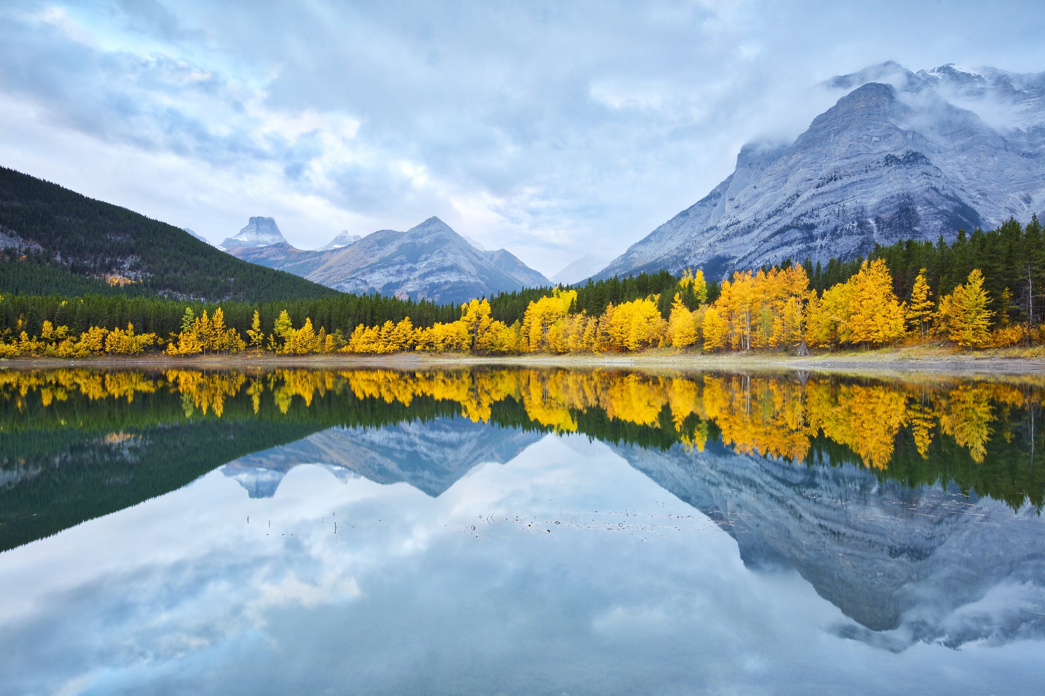 Descarga gratuita de fondo de pantalla para móvil de Naturaleza, Otoño, Montaña, Bosque, Nube, Tierra/naturaleza, Reflejo.