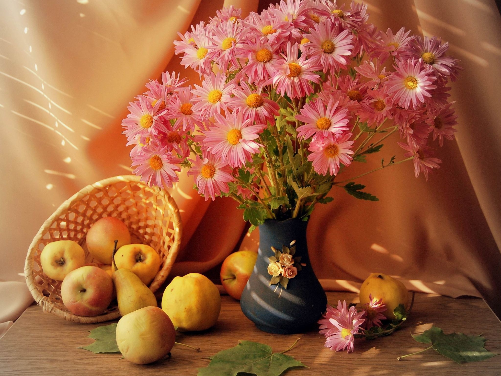 99167 скачать картинку ваза, натюрморт, фрукты, цветы, стол, корзинка - обои и заставки бесплатно