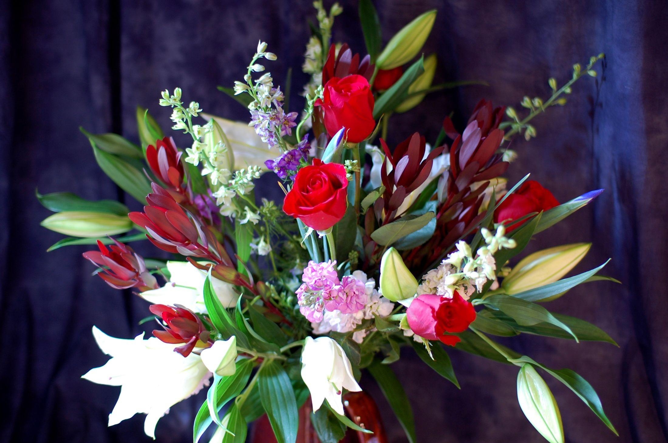 Laden Sie das Strauß, Bouquet, Komposition, Zusammensetzung, Blumen, Roses, Lilien, Vase-Bild kostenlos auf Ihren PC-Desktop herunter