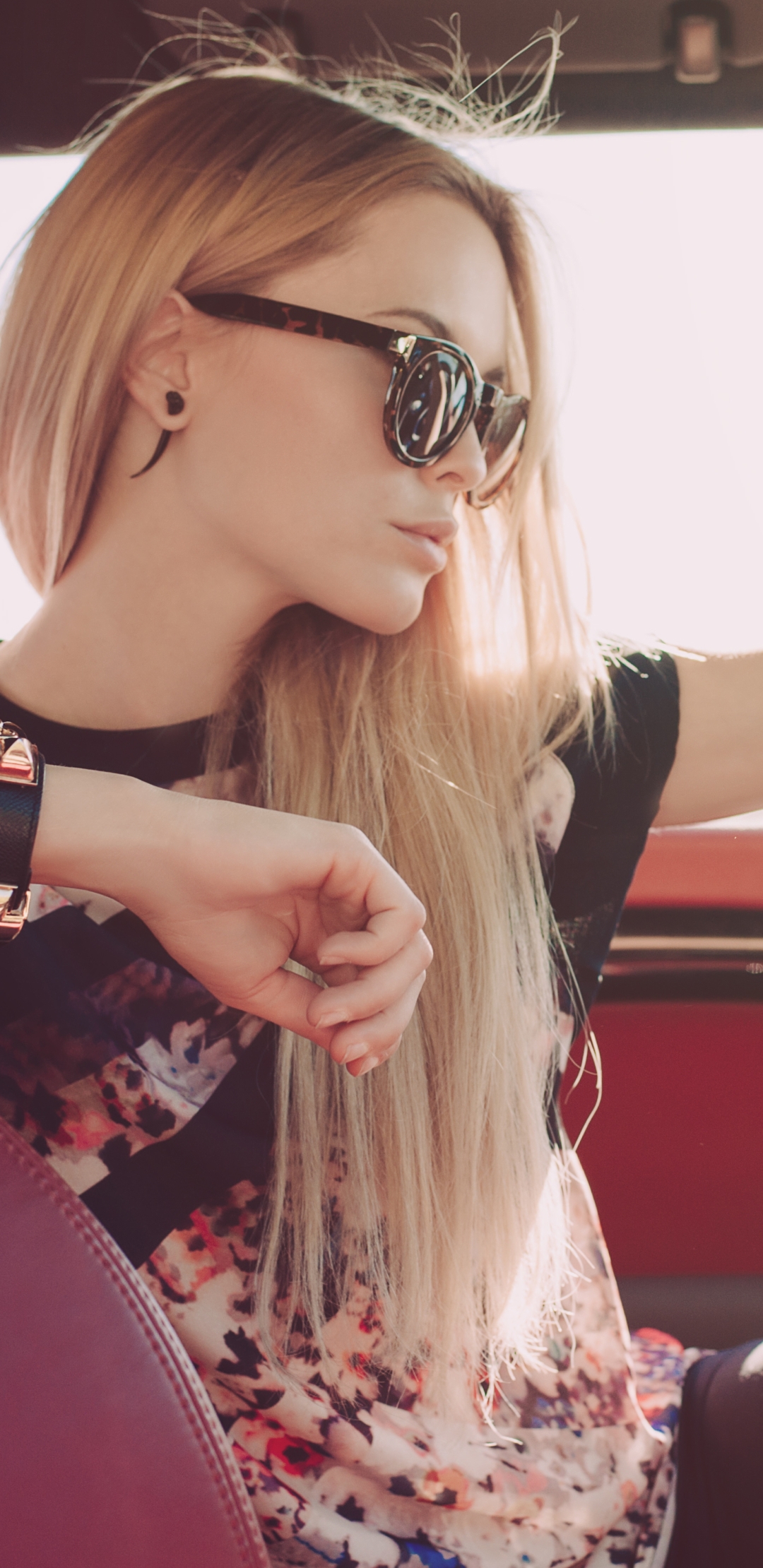 Handy-Wallpaper Auto, Autos, Blond, Sonnenbrille, Modell, Frauen, Blondinen kostenlos herunterladen.