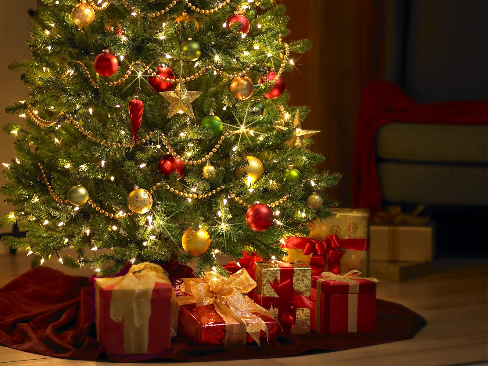 163386 Hintergrundbild herunterladen weihnachten, weihnachtsbaum, weihnachtsbeleuchtung, geschenk, feiertage, weihnachtsschmuck - Bildschirmschoner und Bilder kostenlos