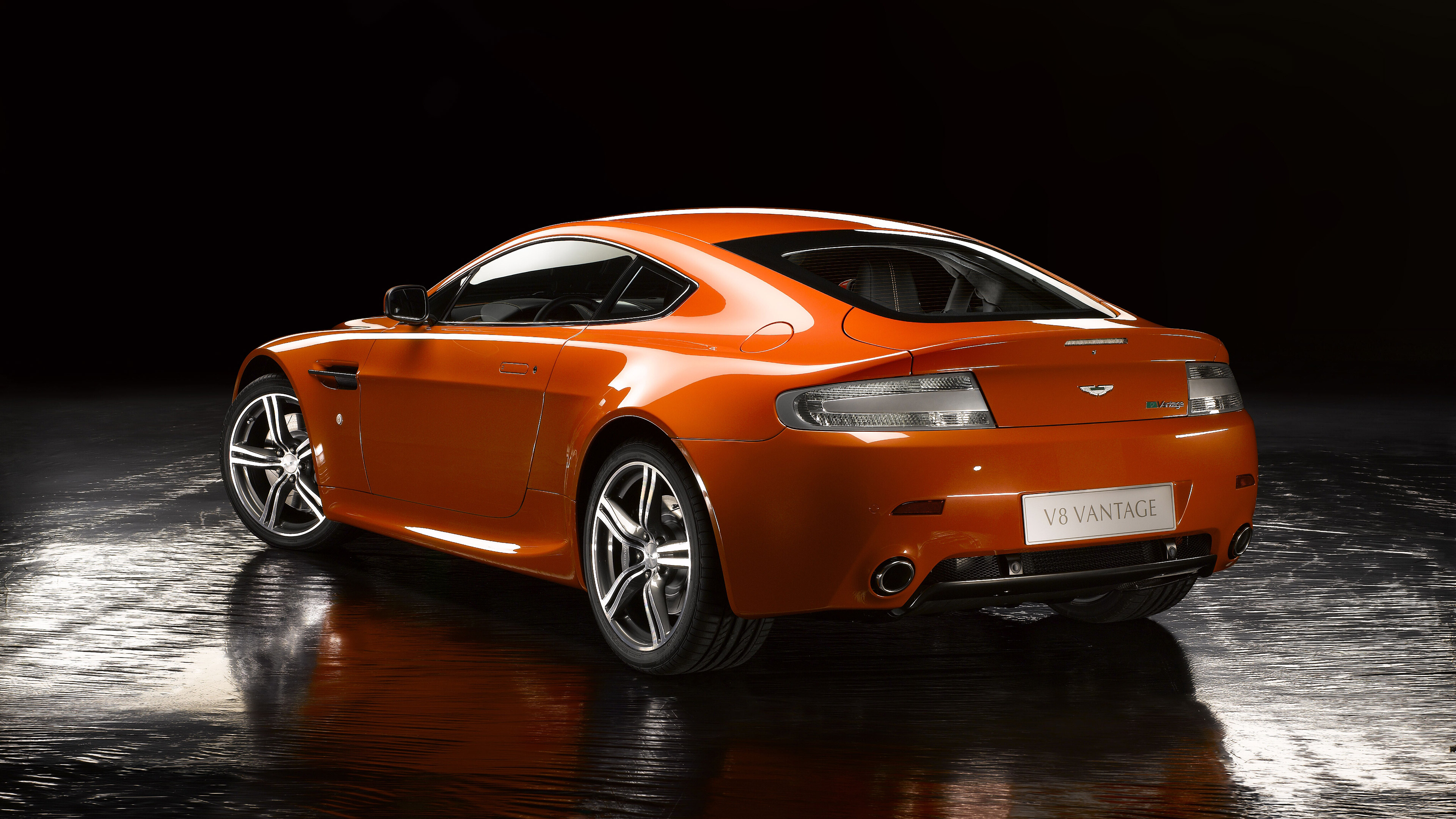 Die besten Aston Martin V8 Vantage N400-Hintergründe für den Telefonbildschirm