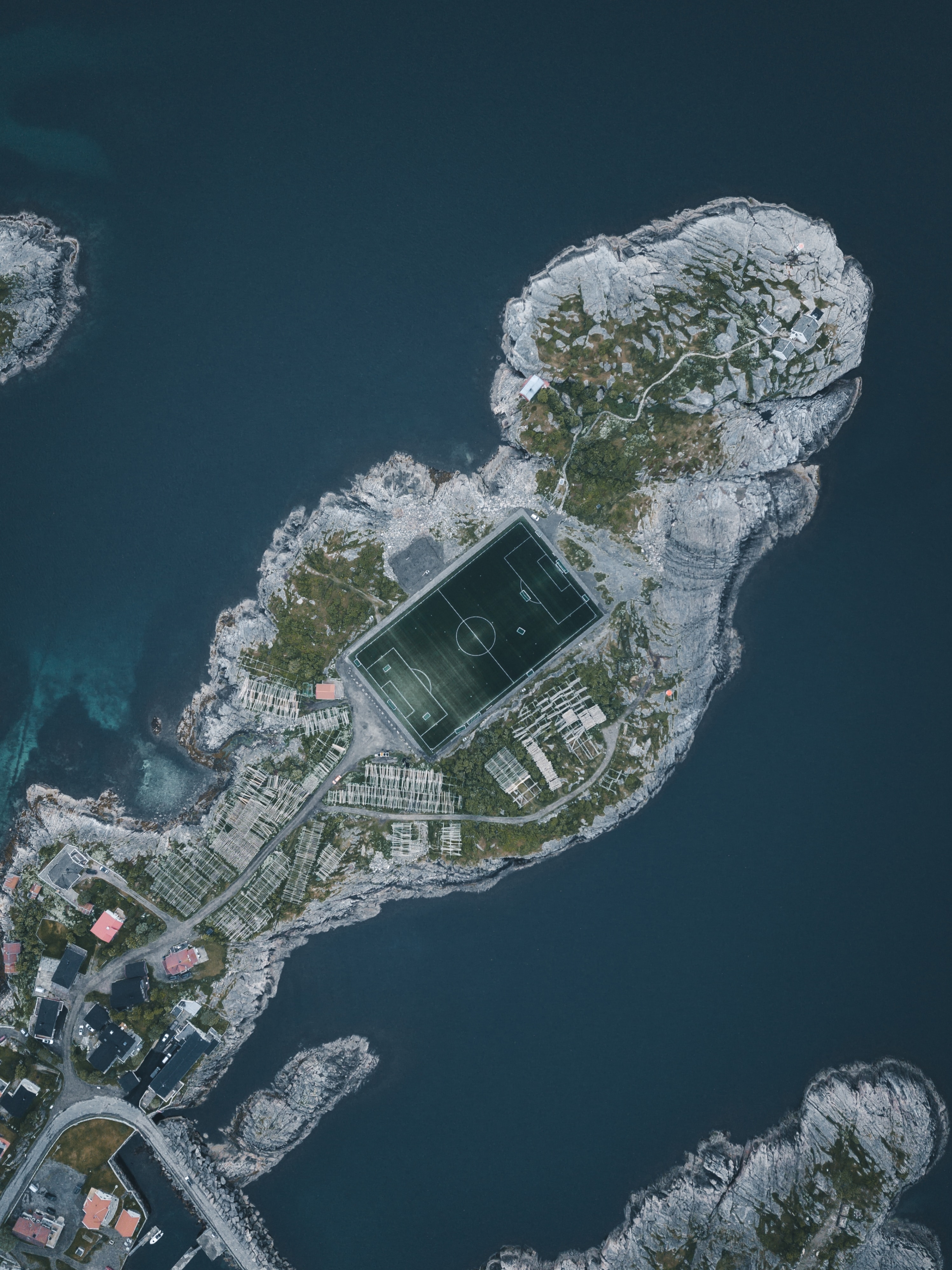 62425 скачать картинку футбольное поле, вода, вид сверху, разное, площадка, остров - обои и заставки бесплатно