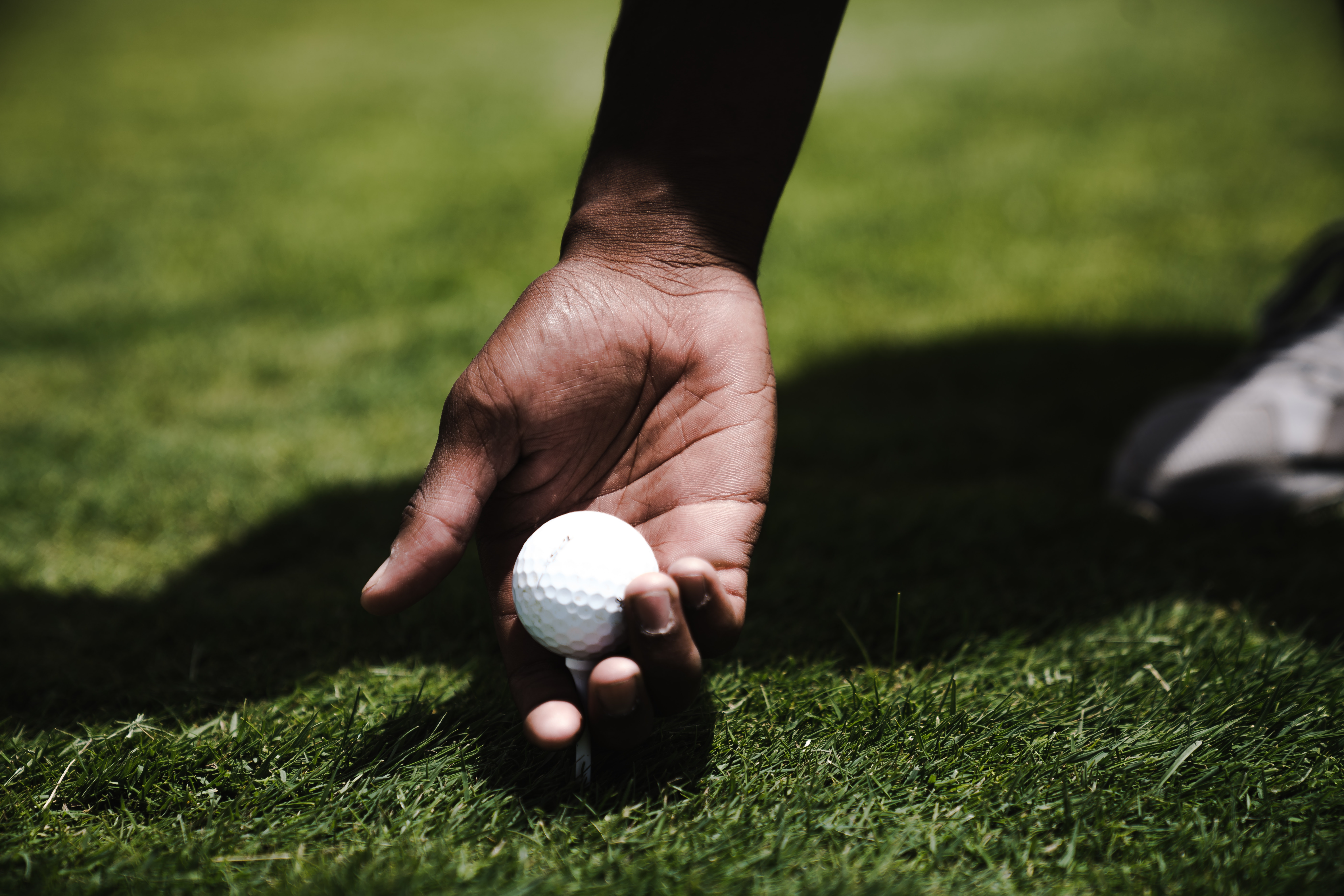Download mobile wallpaper Lawn, Ball, Hand, Golf, Sports for free.