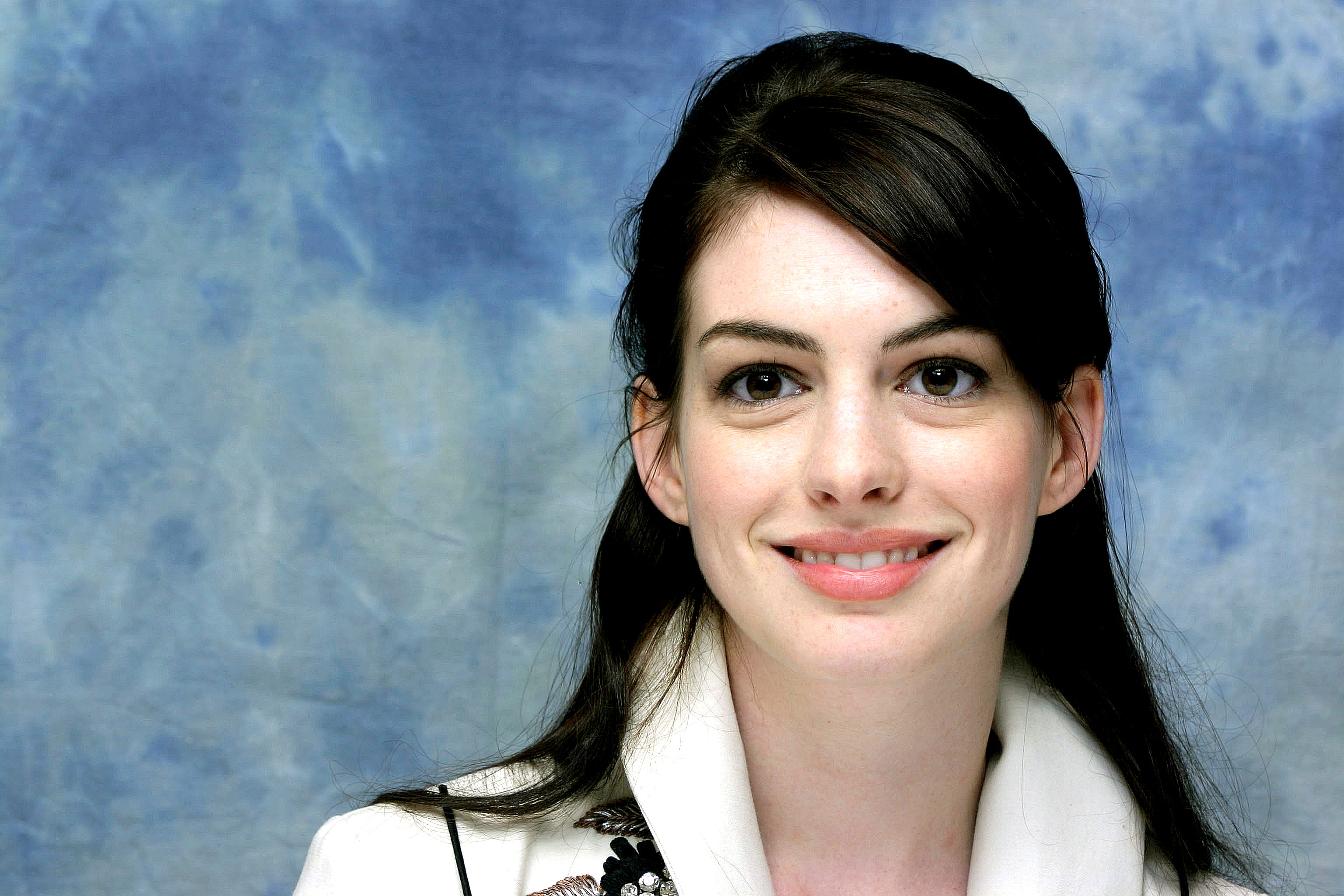 Download mobile wallpaper Anne Hathaway, Close Up, Smile, Face, Celebrity for free.