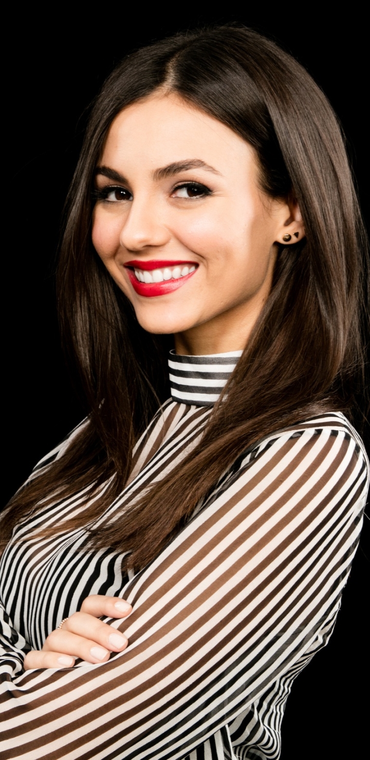 Download mobile wallpaper Smile, Singer, Brunette, American, Celebrity, Brown Eyes, Actress, Lipstick, Victoria Justice for free.