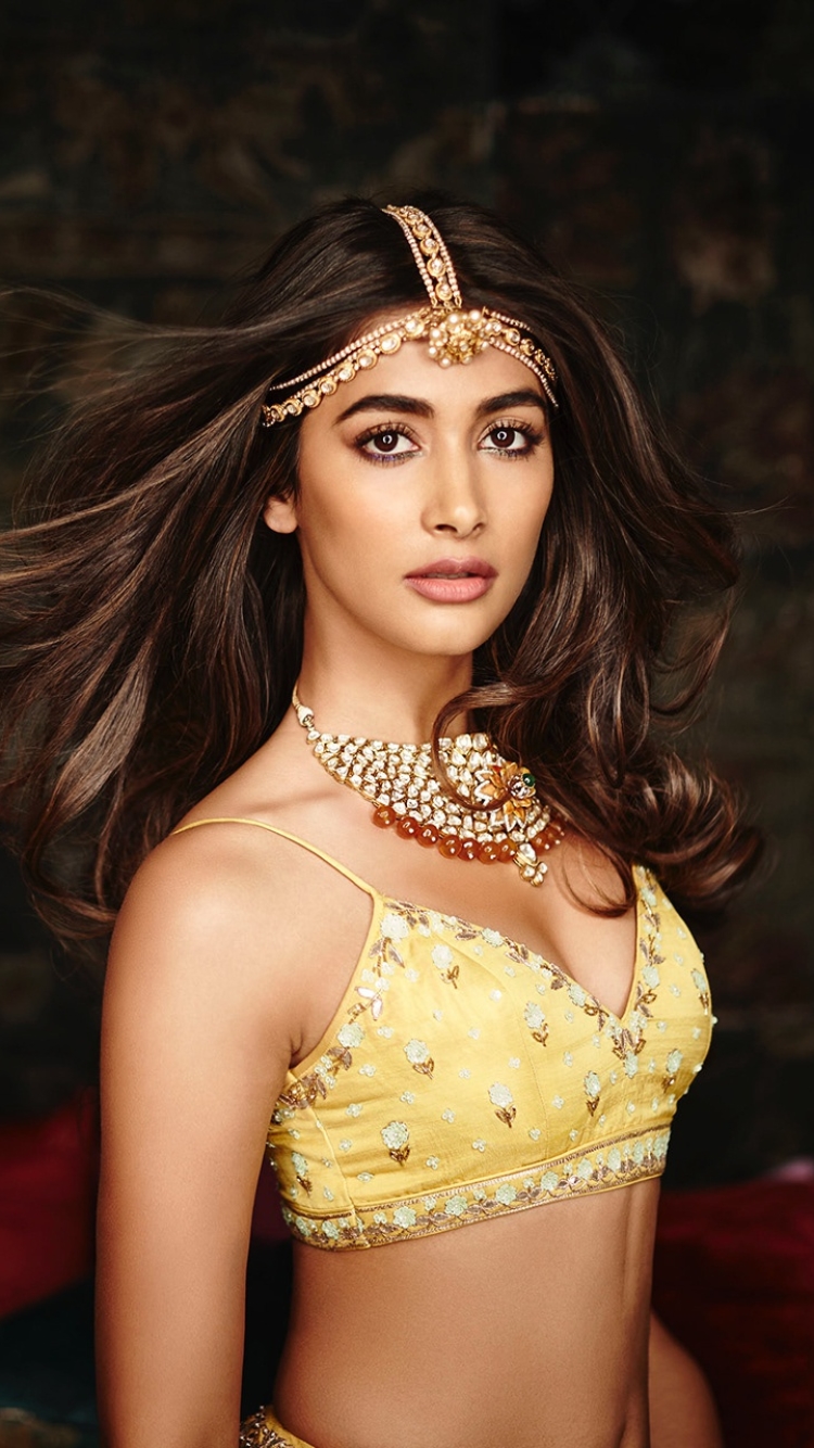 Download mobile wallpaper Jewelry, Makeup, Celebrity, Actress, Bollywood, Traditional Costume, Pooja Hegde for free.