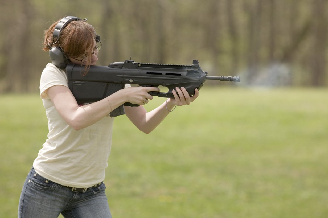 Handy-Wallpaper Frauen, Frauen & Waffen kostenlos herunterladen.