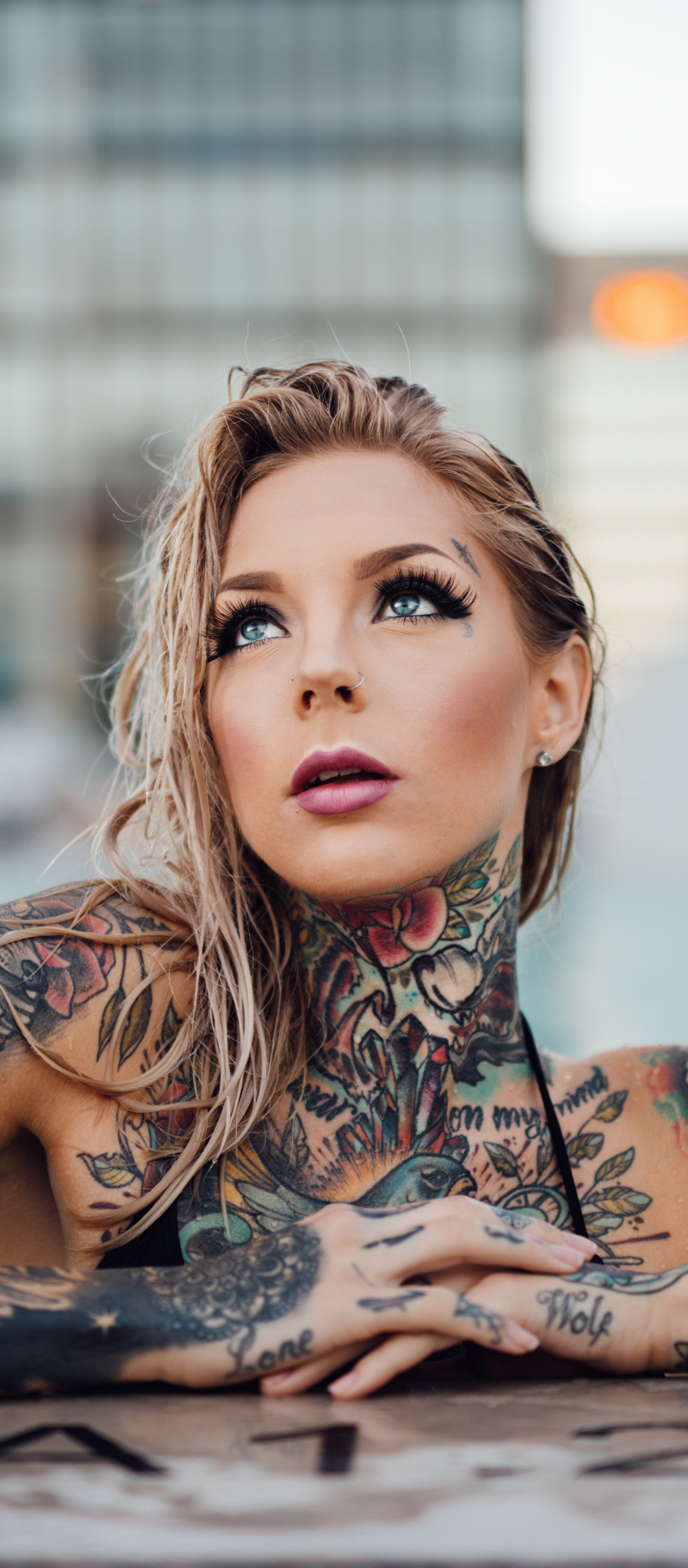 Descarga gratuita de fondo de pantalla para móvil de Tatuaje, Rubio, Ojos Azules, Modelo, Mujeres, Rubia.