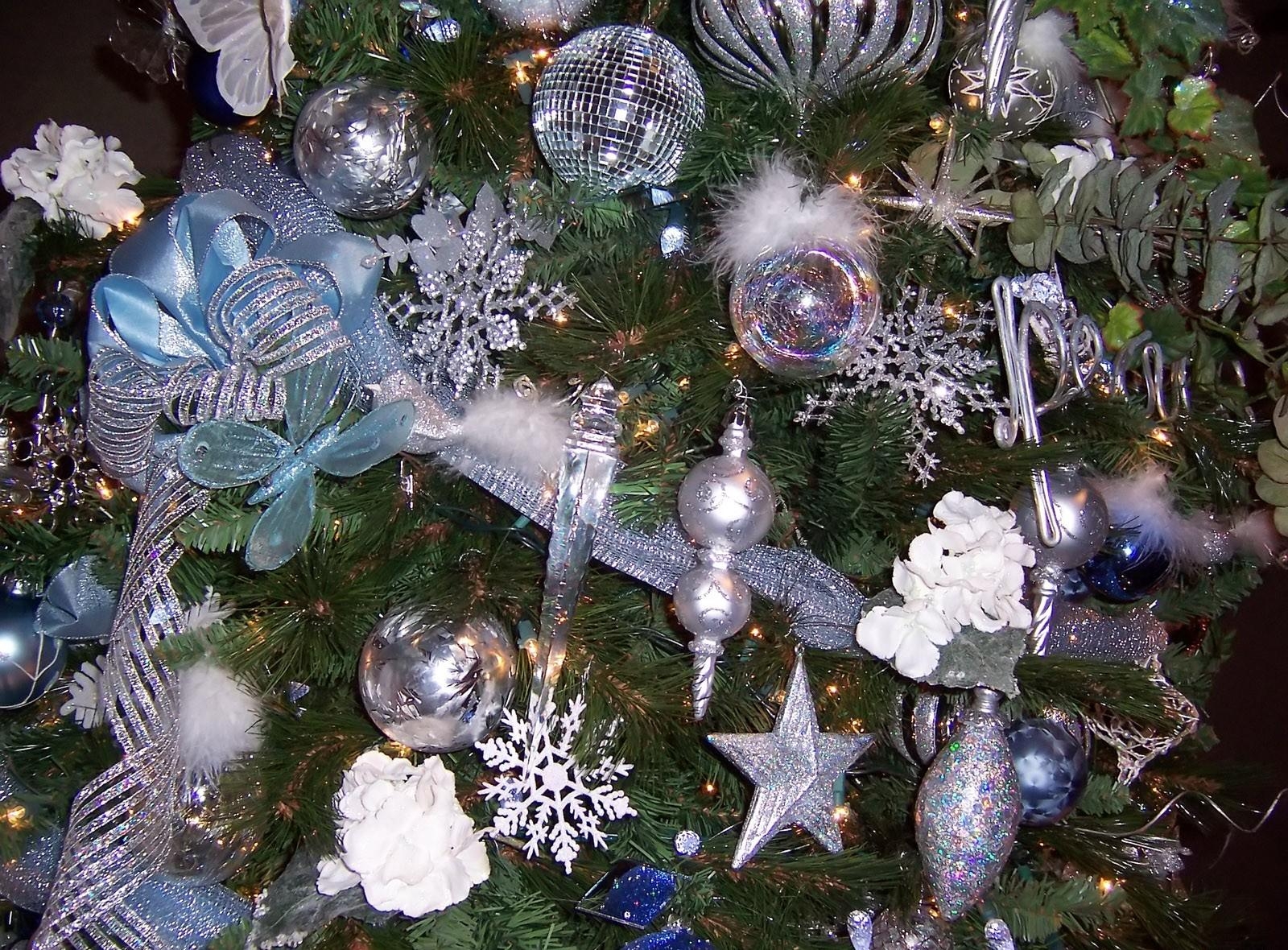 128877 descargar fondo de pantalla vacaciones, año nuevo, decoraciones, los copos de nieve, día festivo, decoraciones de navidad, juguetes de árbol de navidad, árbol de navidad, arcos, carámbanos: protectores de pantalla e imágenes gratis