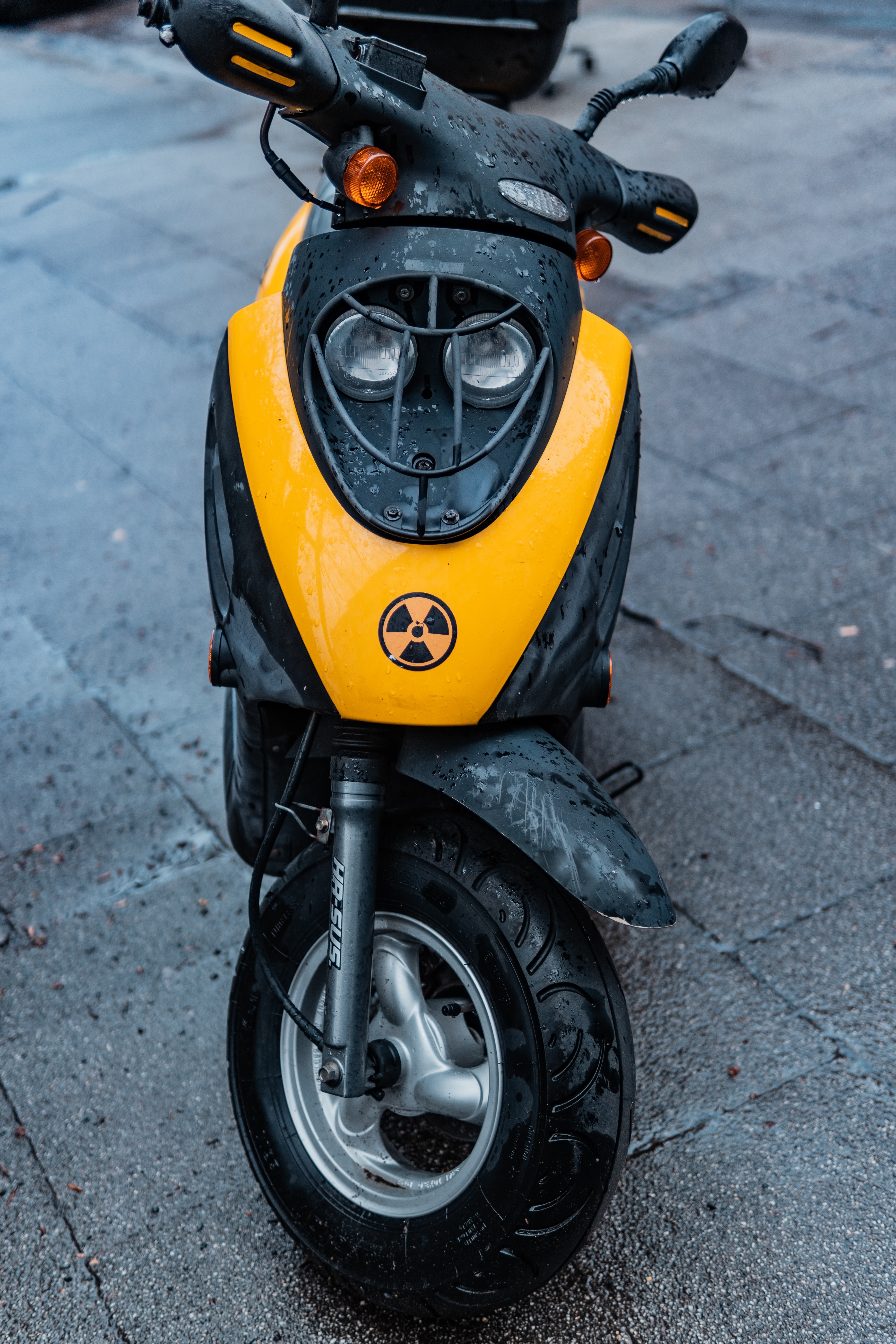 156016 télécharger le fond d'écran moto, jaune, mouiller, mouillé, vue de face, scooter, trottinette, vélomoteur, mobylette - économiseurs d'écran et images gratuitement
