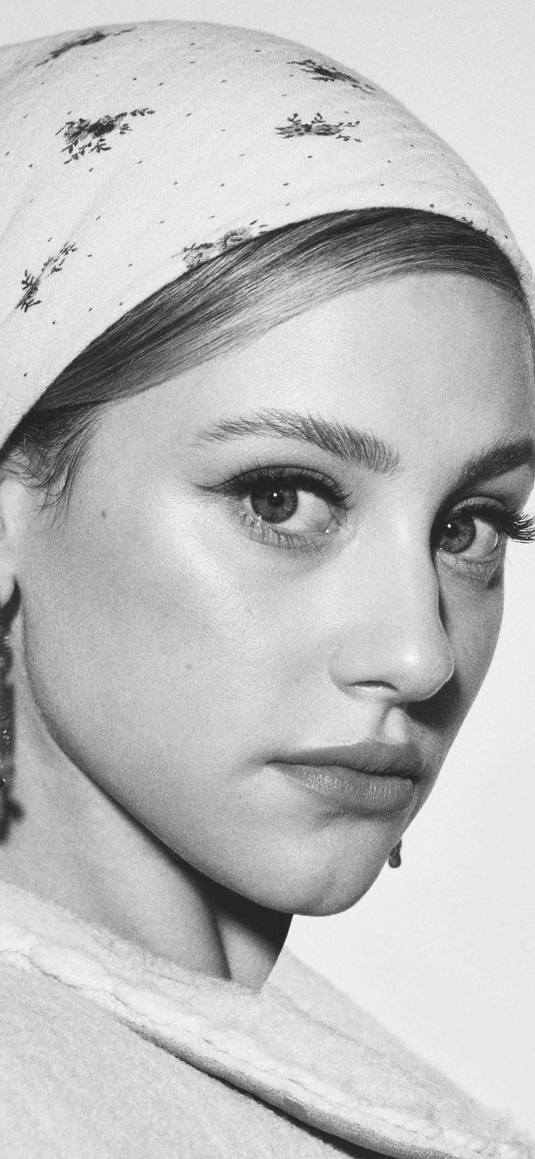 Download mobile wallpaper Face, Earrings, American, Celebrity, Black & White, Actress, Lili Reinhart for free.