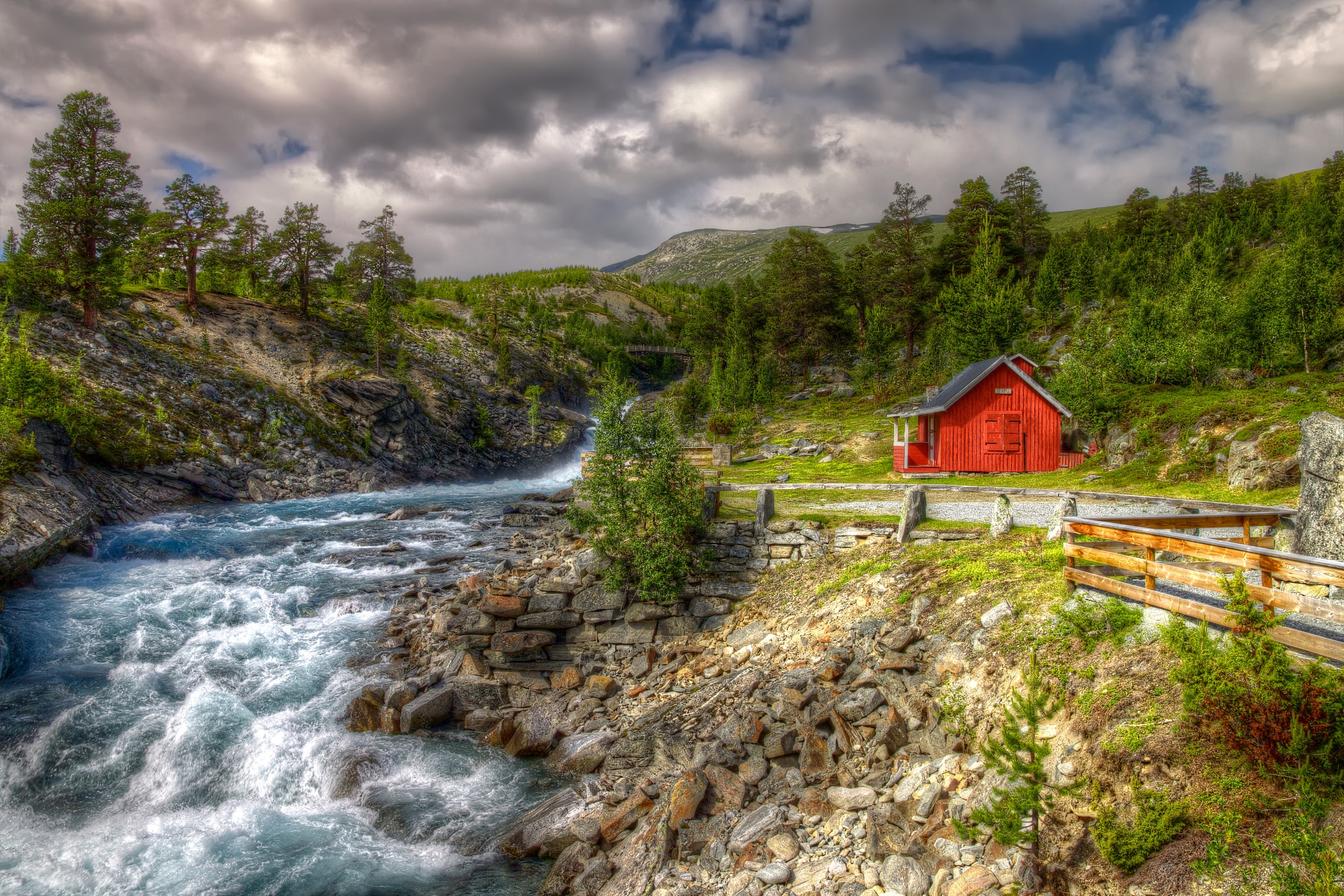 Скачать картинку Река, Дерево, Дом, Норвегия, Ландшафт, Сделано Человеком в телефон бесплатно.
