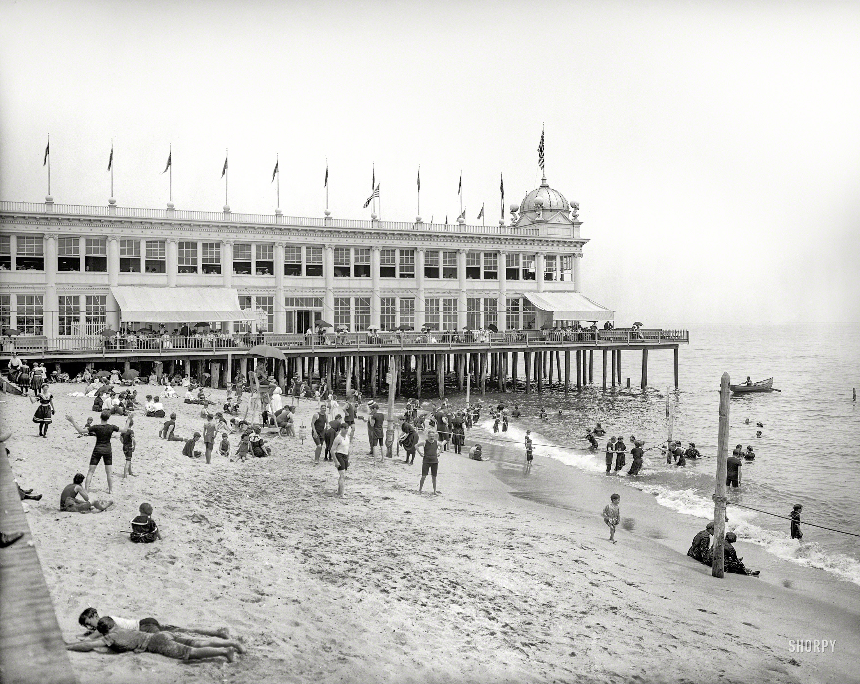 Descarga gratis la imagen Playa, Verano, Edificio, Muelle, Blanco Y Negro, Antiguo, Hecho Por El Hombre en el escritorio de tu PC