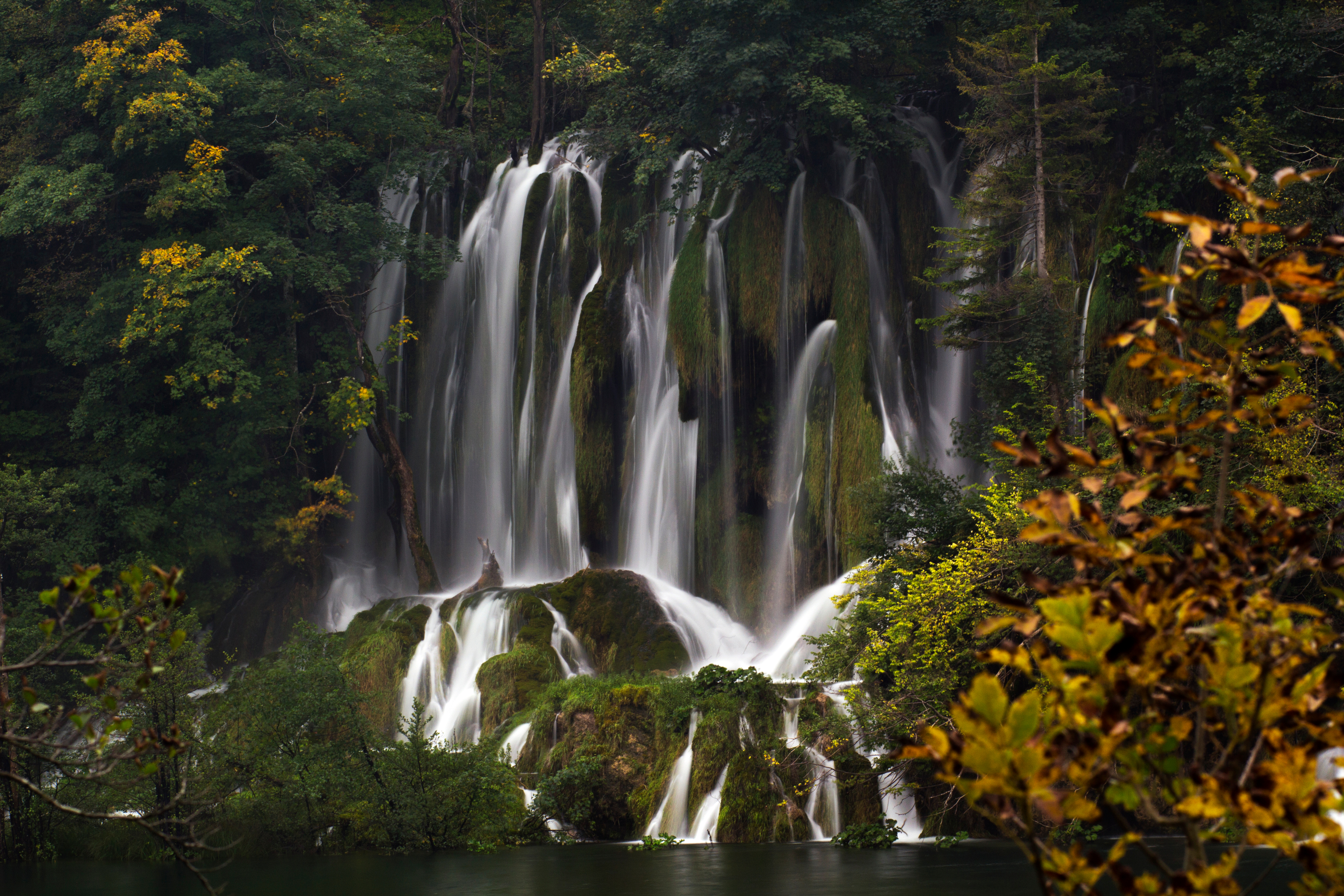 Handy-Wallpaper Herbst, Wasserfälle, Wasserfall, Wald, Erde/natur kostenlos herunterladen.