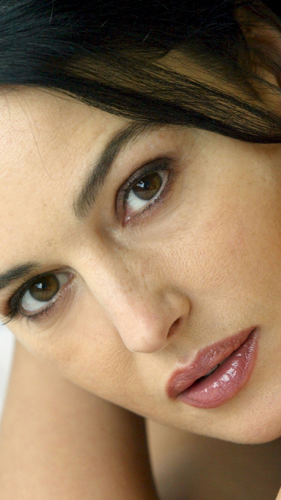 Download mobile wallpaper Monica Bellucci, Close Up, Face, Celebrity, Actress, Italian for free.