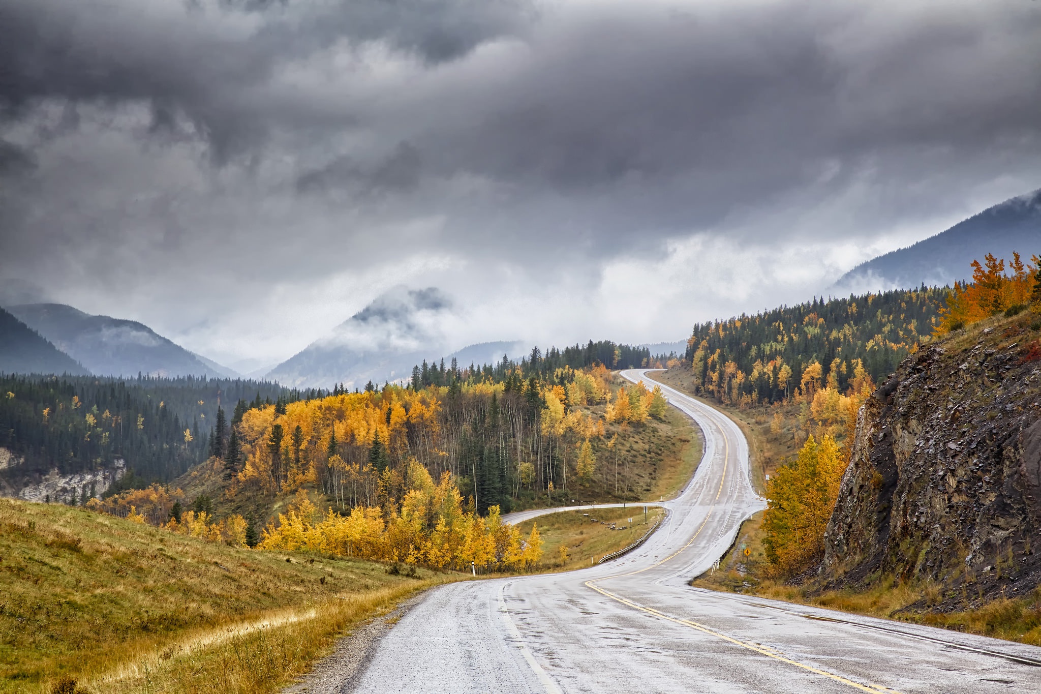 Laden Sie das Landschaft, Natur, Herbst, Straße, Wald, Wolke, Menschengemacht-Bild kostenlos auf Ihren PC-Desktop herunter
